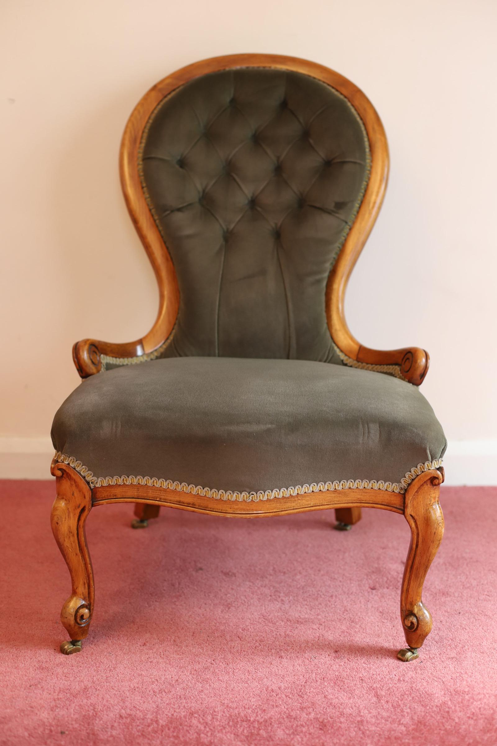 British Beautiful Antique Victorian Walnut Lady’s Chair  For Sale
