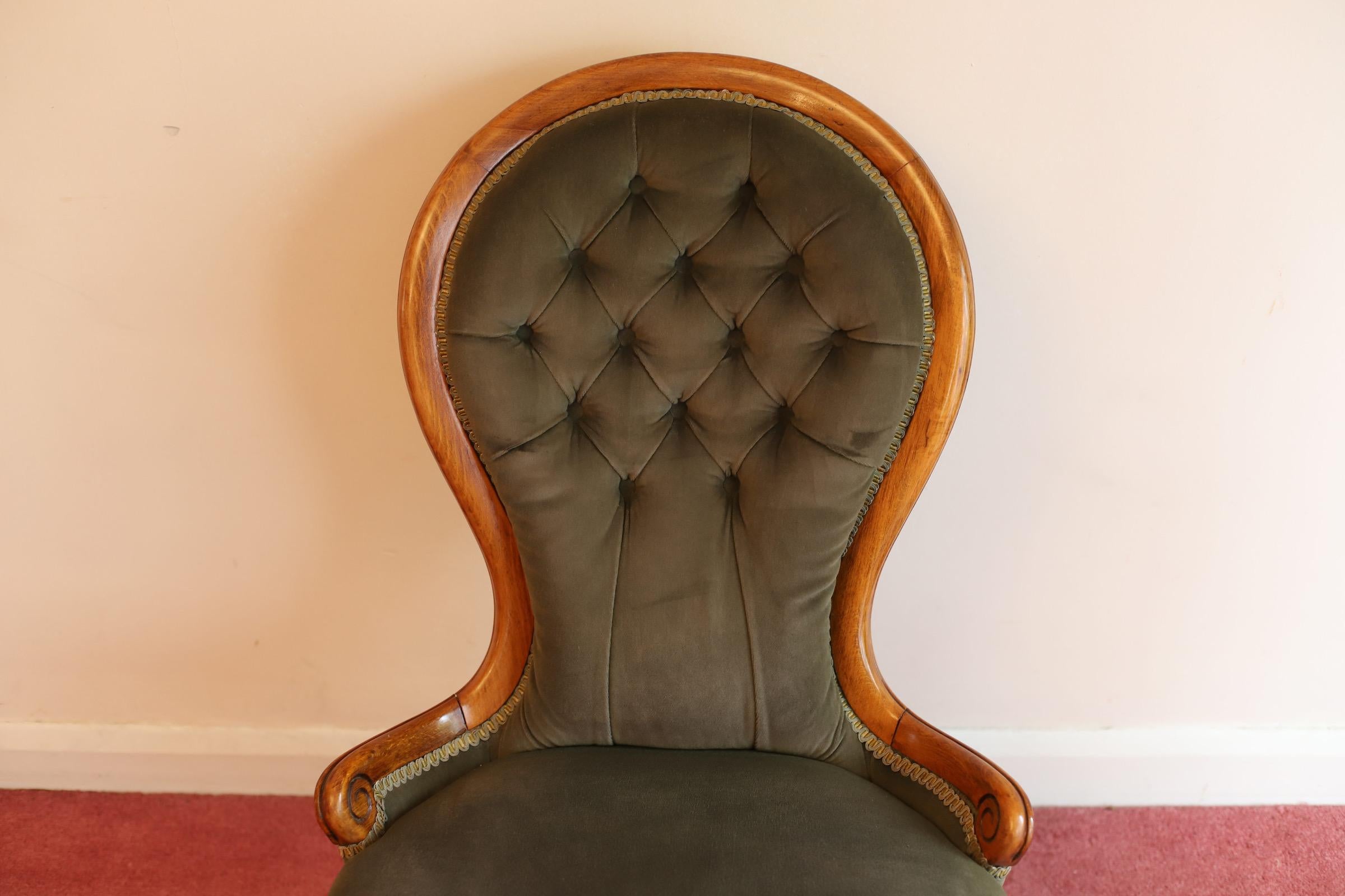 Schöne antike viktorianische Nussbaum Lady's Chair  im Zustand „Gut“ im Angebot in Crawley, GB