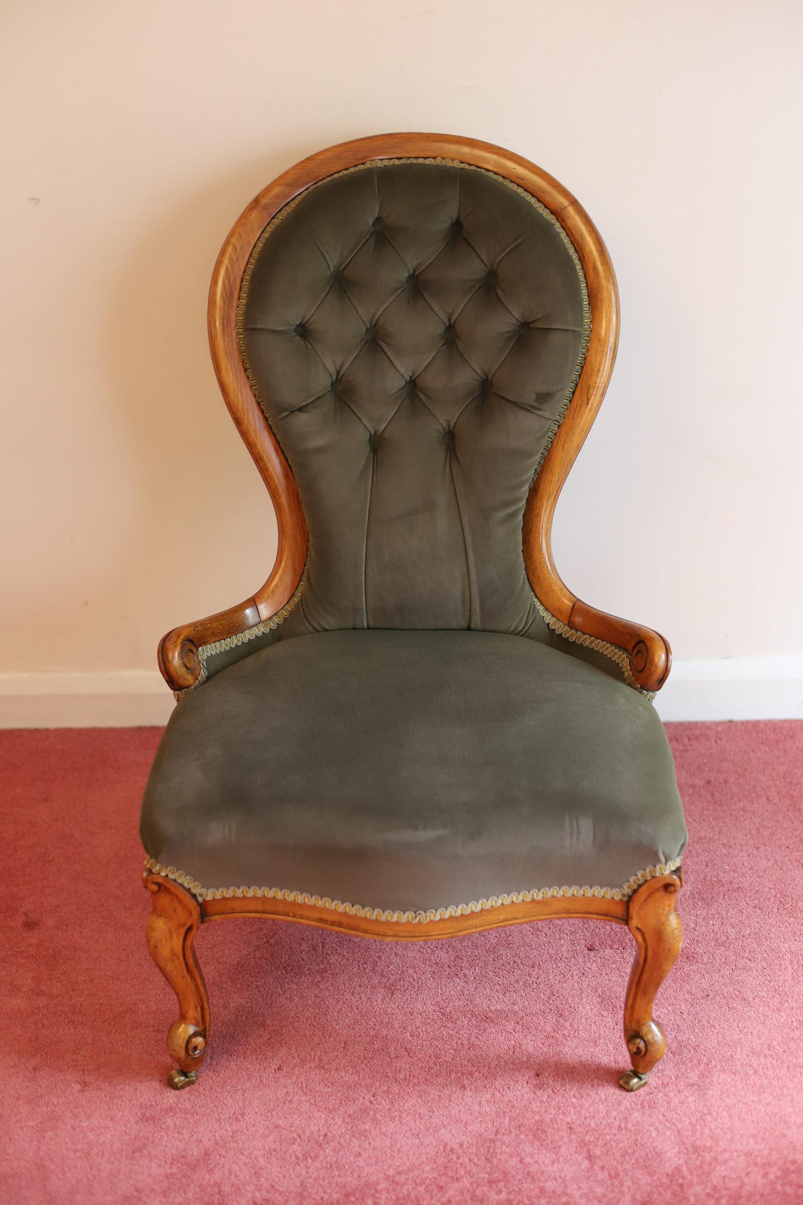 19th Century Beautiful Antique Victorian Walnut Lady’s Chair  For Sale