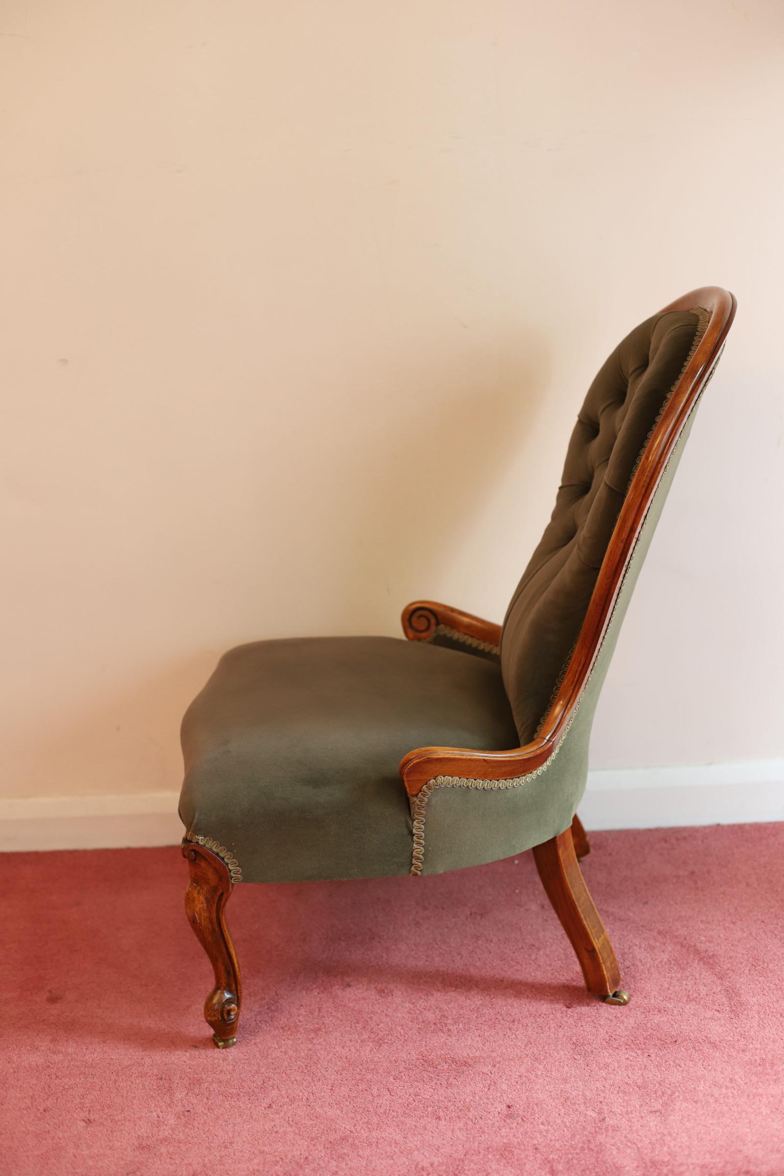 19th Century Beautiful Antique Victorian Walnut Lady’s Chair For Sale