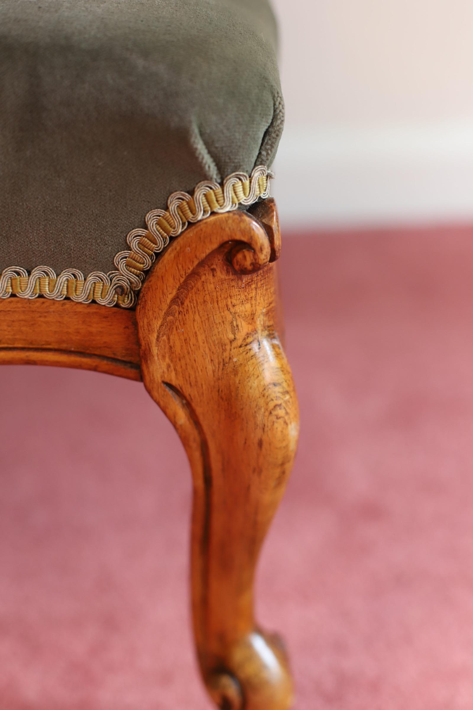 Schöne antike viktorianische Nussbaum Lady's Chair  im Angebot 2