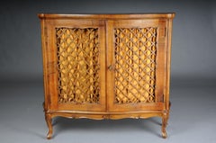 Beautiful antique wall cabinet/hall cabinet, 20th century. Walnut root veneer.