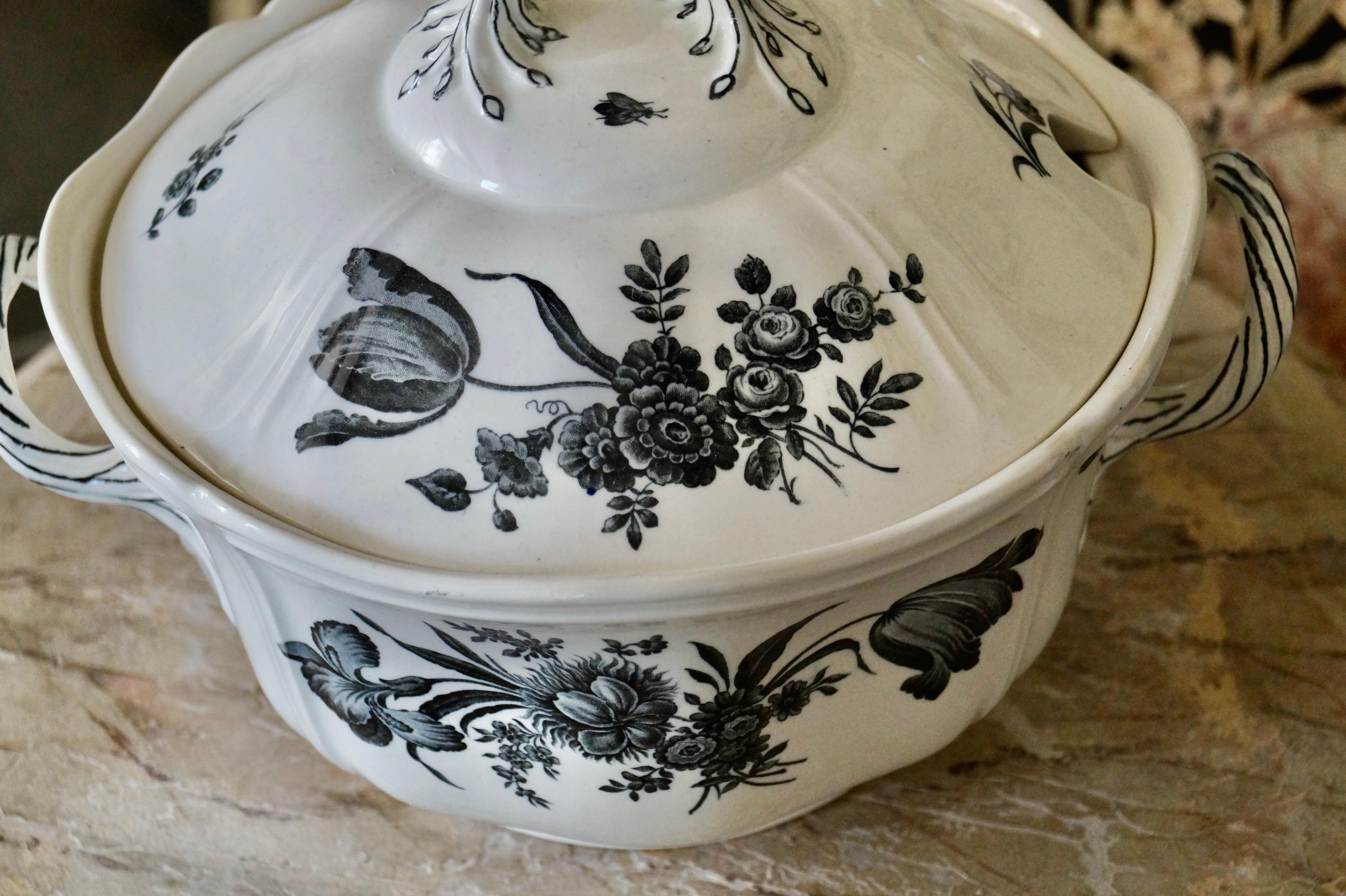 Beautiful Antique Wedgwood Creamware Tureen with Flowers ca 1900-1920 For Sale 2
