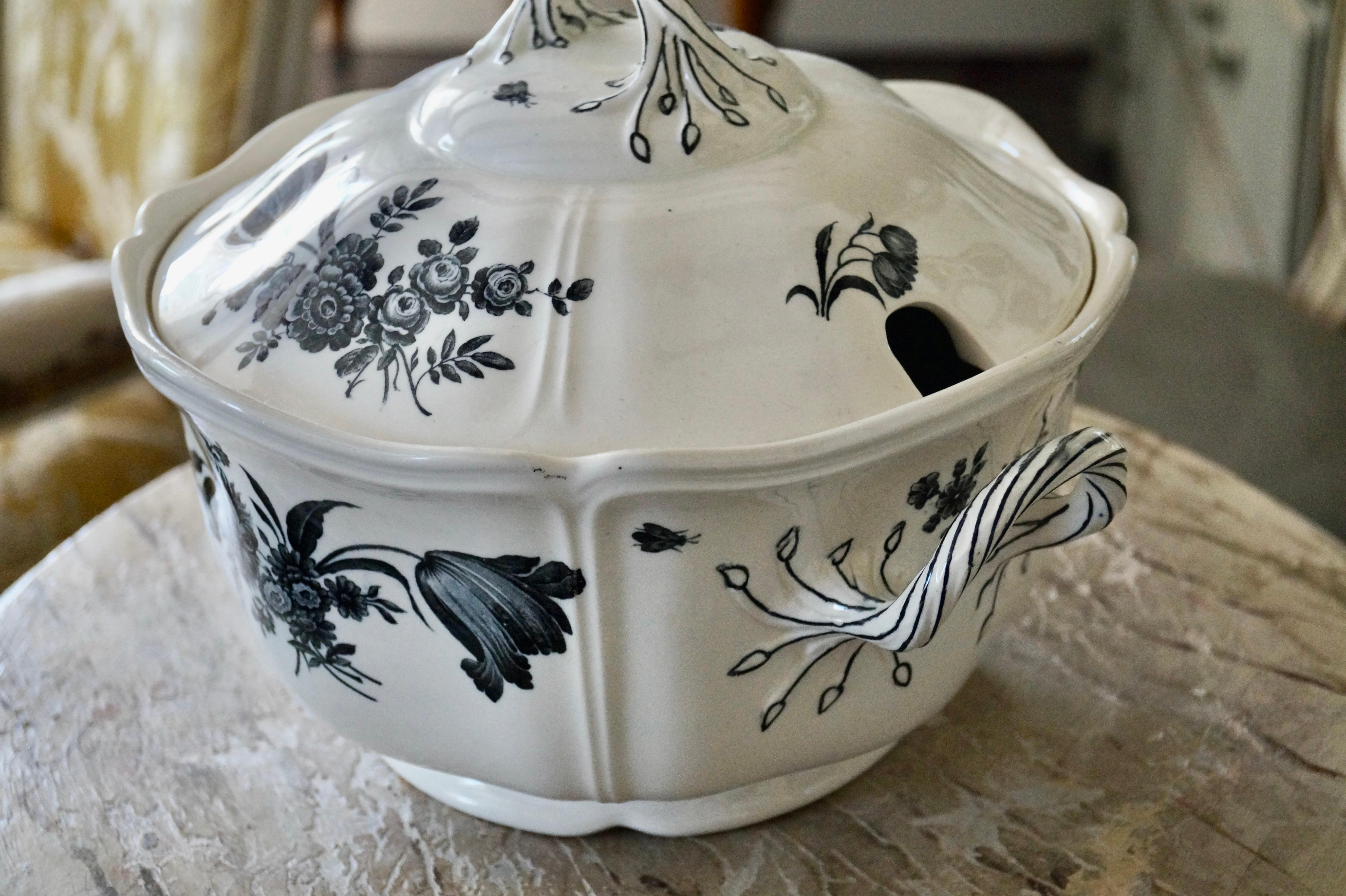 Beautiful Antique Wedgwood Creamware Tureen with Flowers ca 1900-1920 For Sale 3