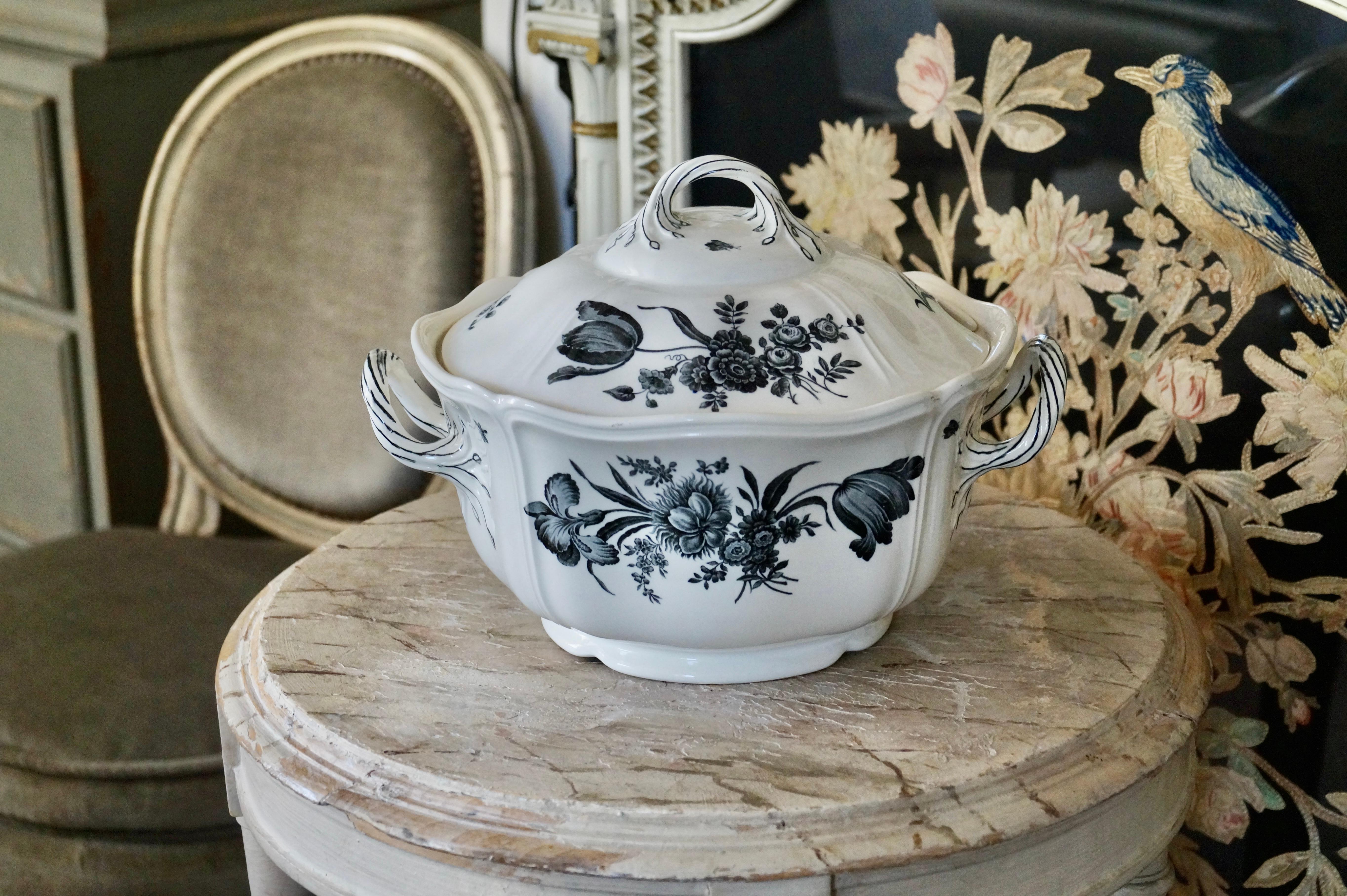 beautiful unique antique Wedgwood Creamware Soup Tureen. ca 1900-1920

Transfer printed decorated with Black Flowers and Flowers and Insect.

The Tureen and Lid is in good condition, with fine craquallee in the glazer (what very normal is and usual