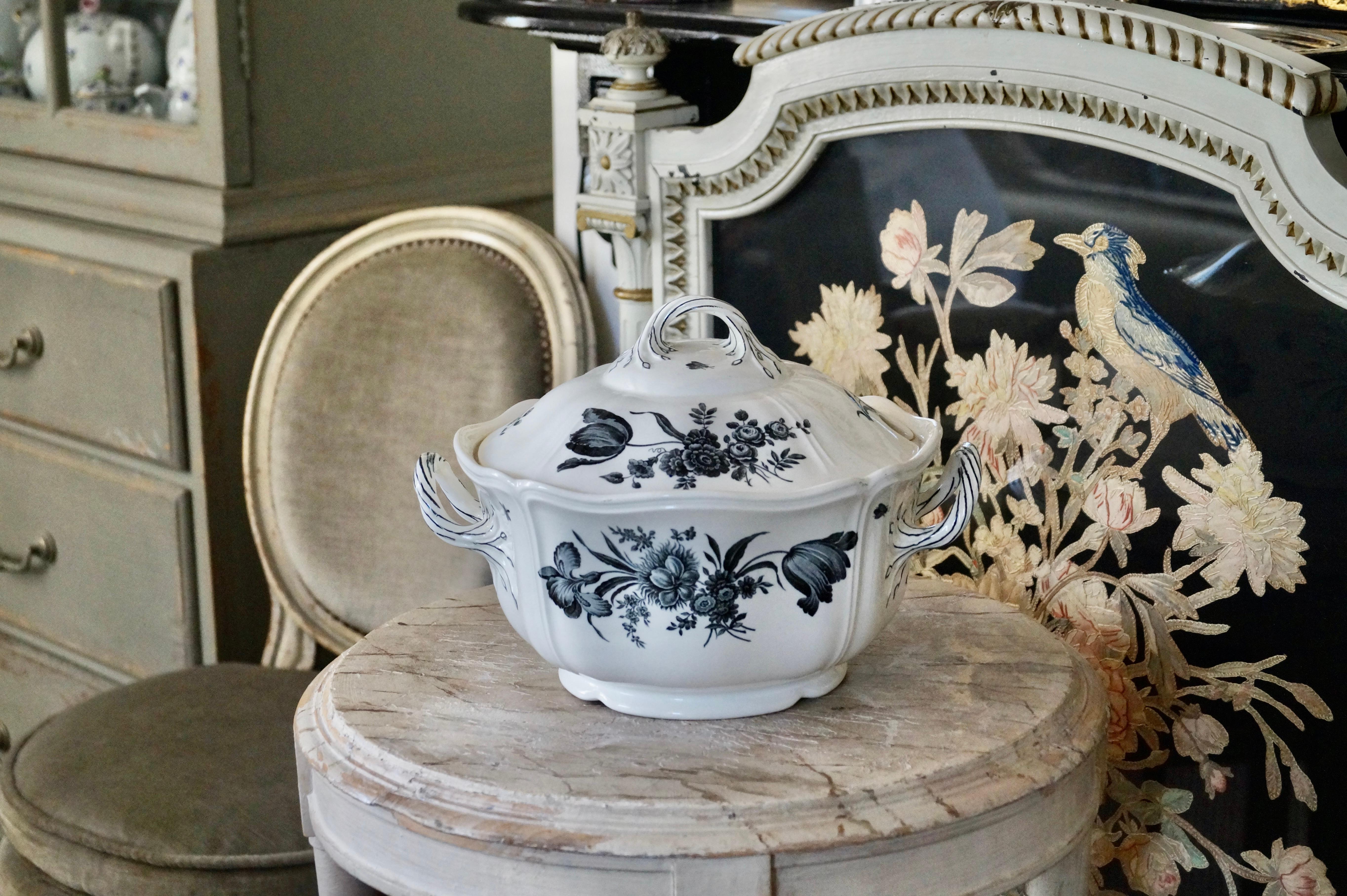 Romantic Beautiful Antique Wedgwood Creamware Tureen with Flowers ca 1900-1920 For Sale