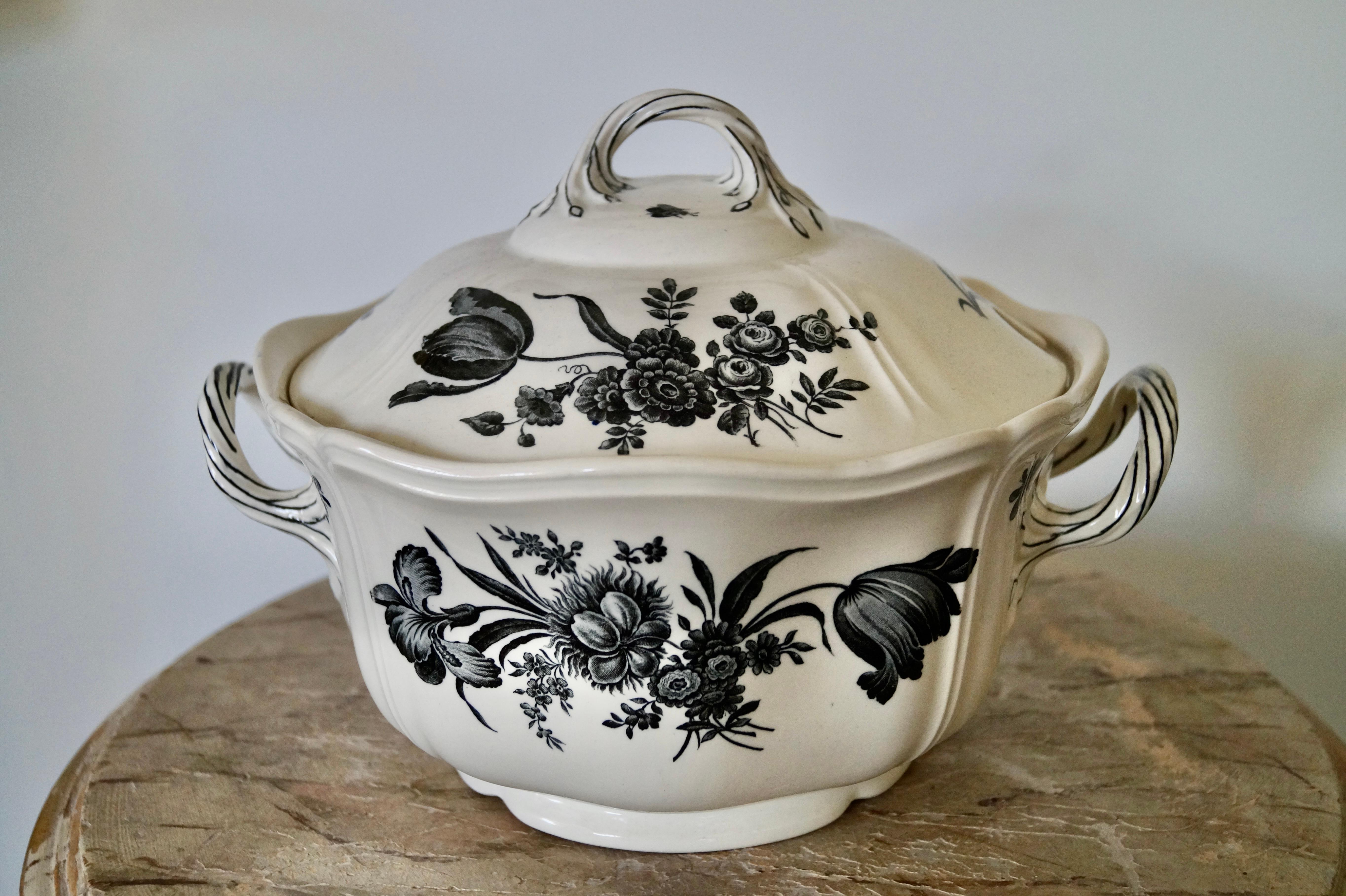 English Beautiful Antique Wedgwood Creamware Tureen with Flowers ca 1900-1920 For Sale