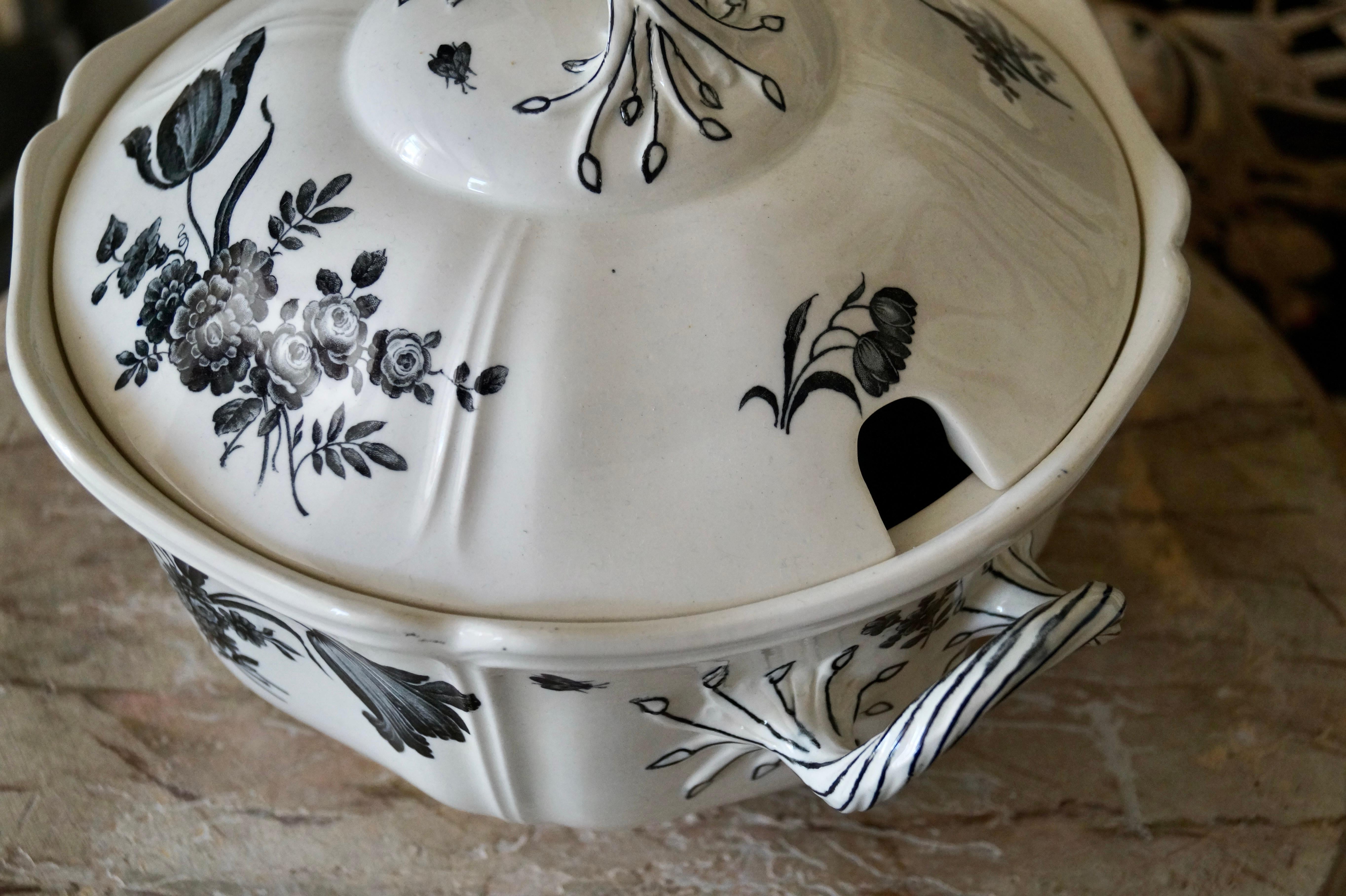 Early 20th Century Beautiful Antique Wedgwood Creamware Tureen with Flowers ca 1900-1920 For Sale