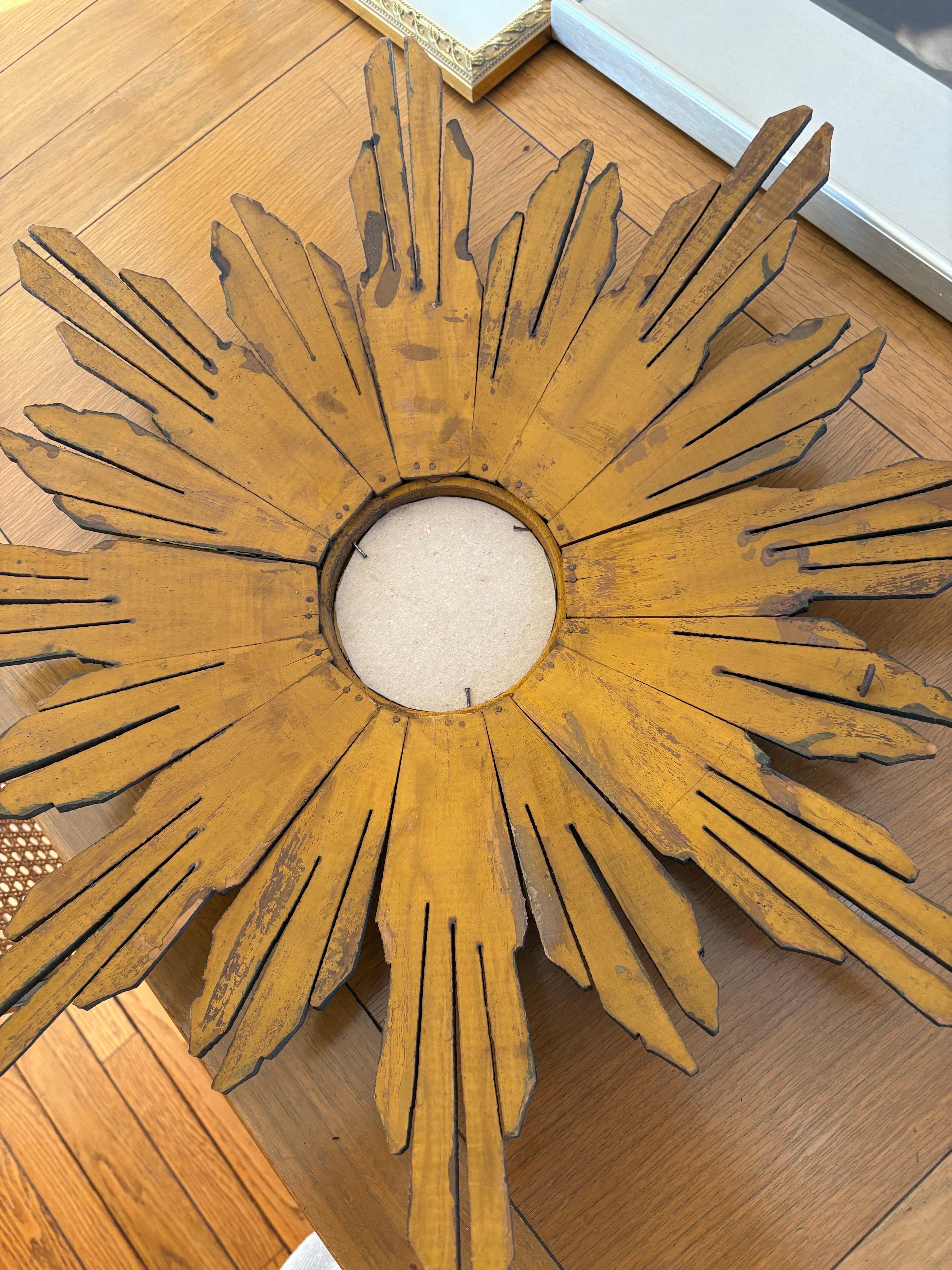 Si tratta di un bellissimo specchio a stella in legno in ottime condizioni. Difficile da trovare, probabilmente è un prodotto europeo degli anni '70.