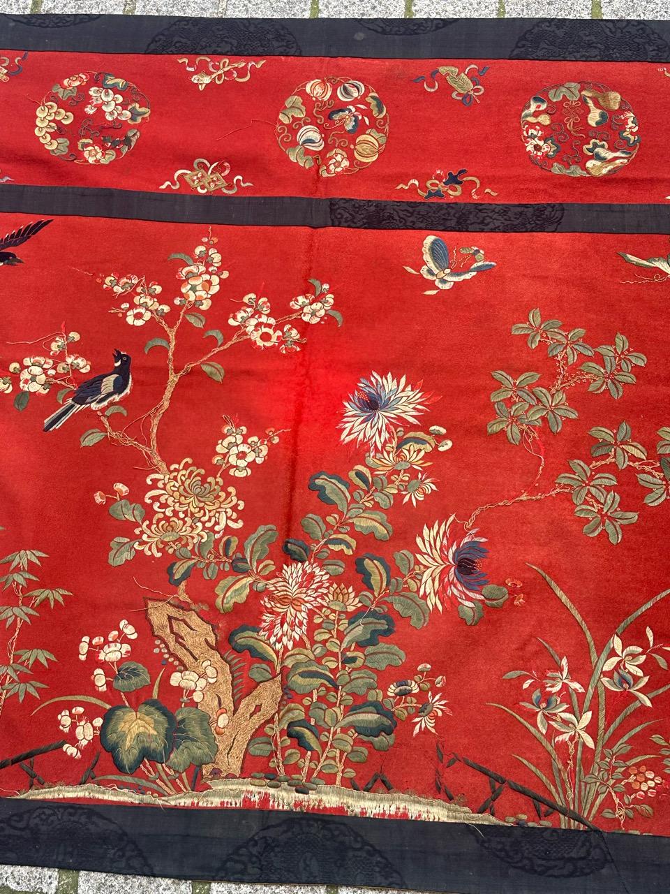 Bonito bordado chino antiguo con bonito diseño de flores, pájaros y mariposas, y con bonitos colores naturales con fondo rojo, bordado totalmente a mano con seda, lana y metal sobre base de lana.

✨✨✨
