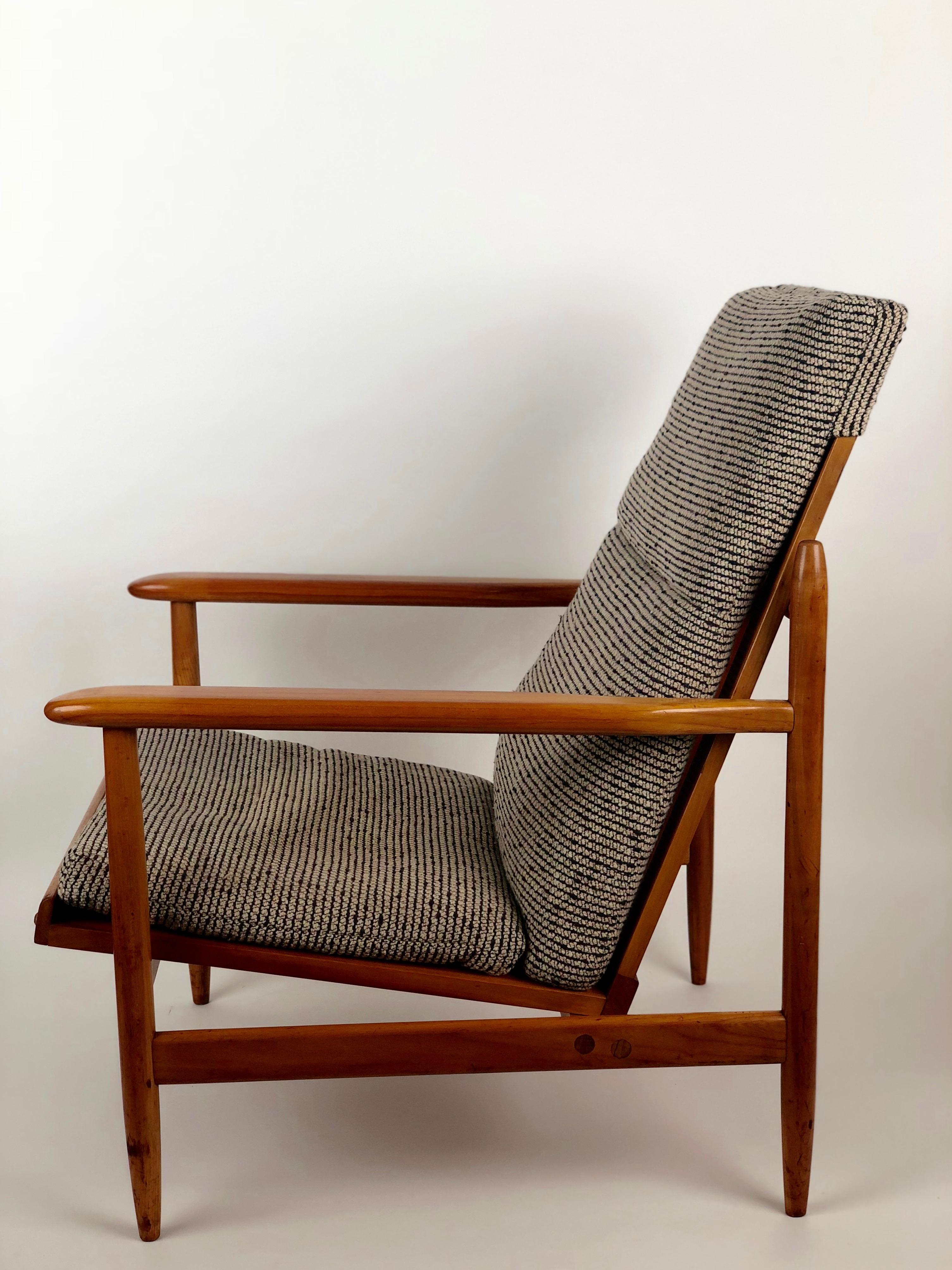 Beautiful Armchair from Uluv in Cherry, 1960 In Good Condition For Sale In Vienna, Austria