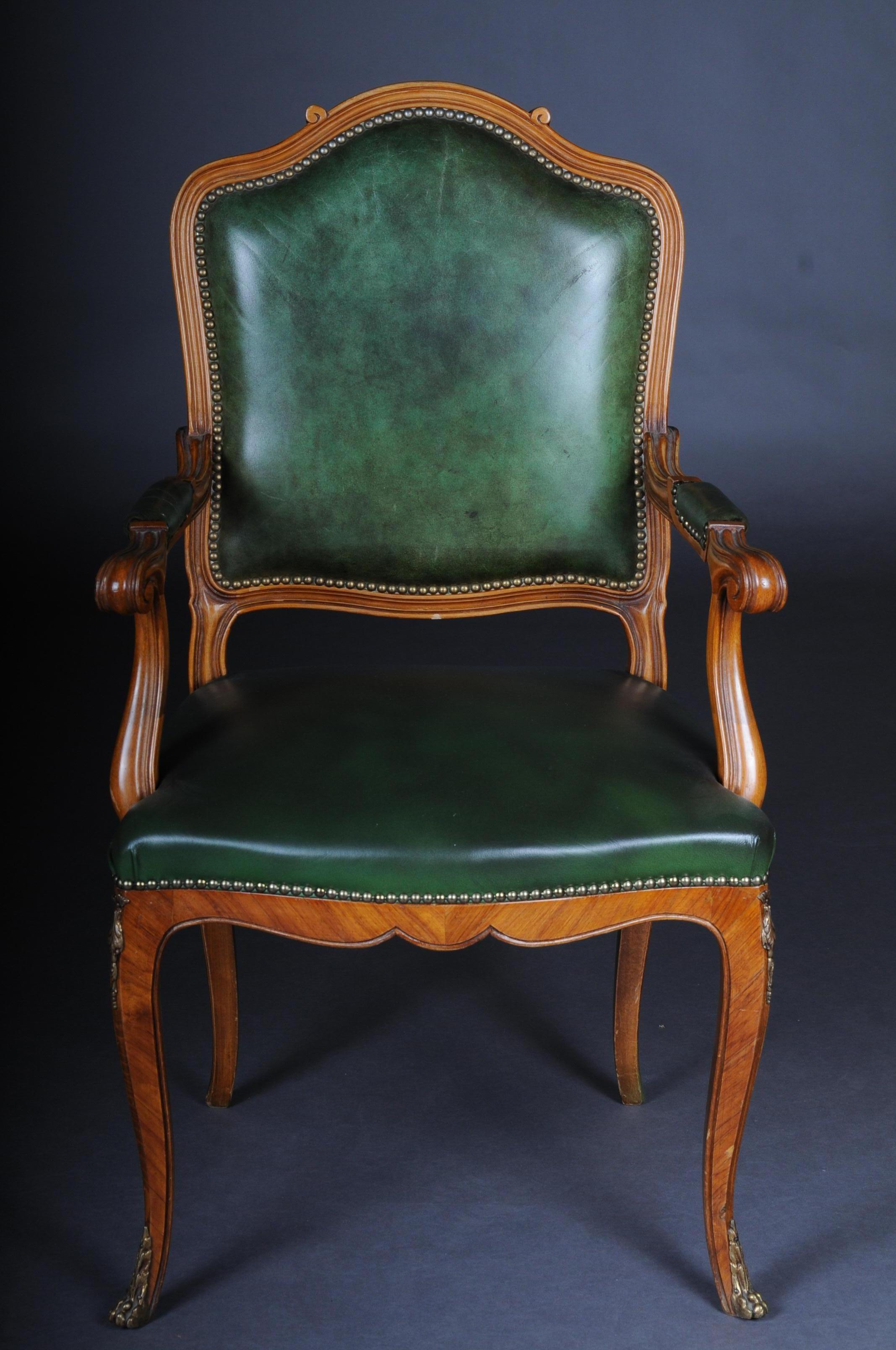 Schöner Sessel im Rokoko / Louis XV Stil

Massivholz Grünes Leder. Rückenlehne in Form eines Schildes. Armlehnenabschluss mit gebogenen Griffen. Sitz und Rückenlehne sind mit einer historischen, klassischen Polsterung versehen.

(B - 155)
Maße: SH