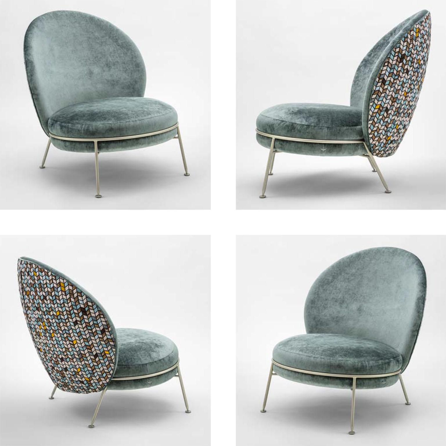 italien Magnifique fauteuil à motif de chevrons en velours Acqua, finition satinée champagne en vente