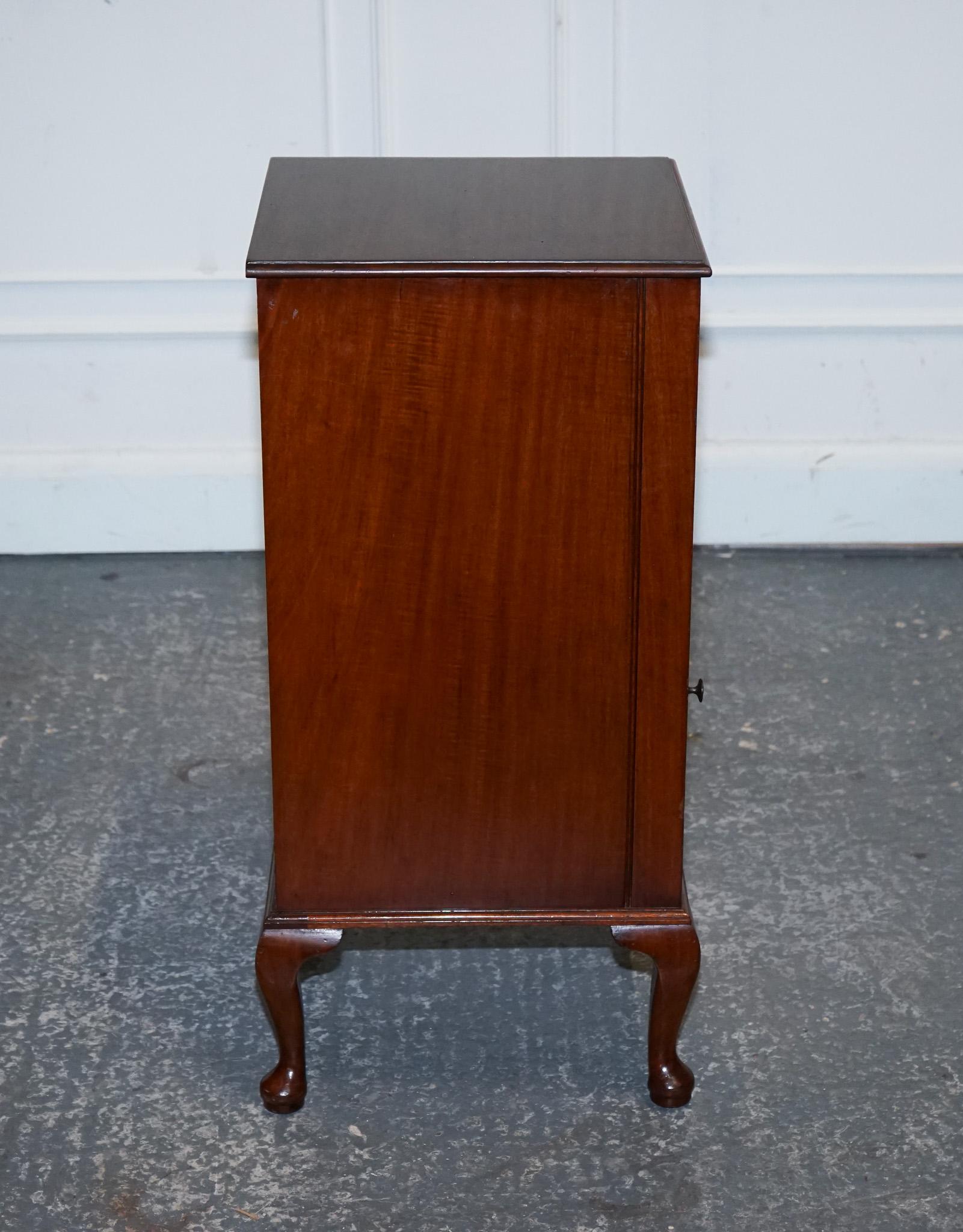 BEAU TABLE DE NUIT ART DECO en bois massif des années 1920 en vente 4