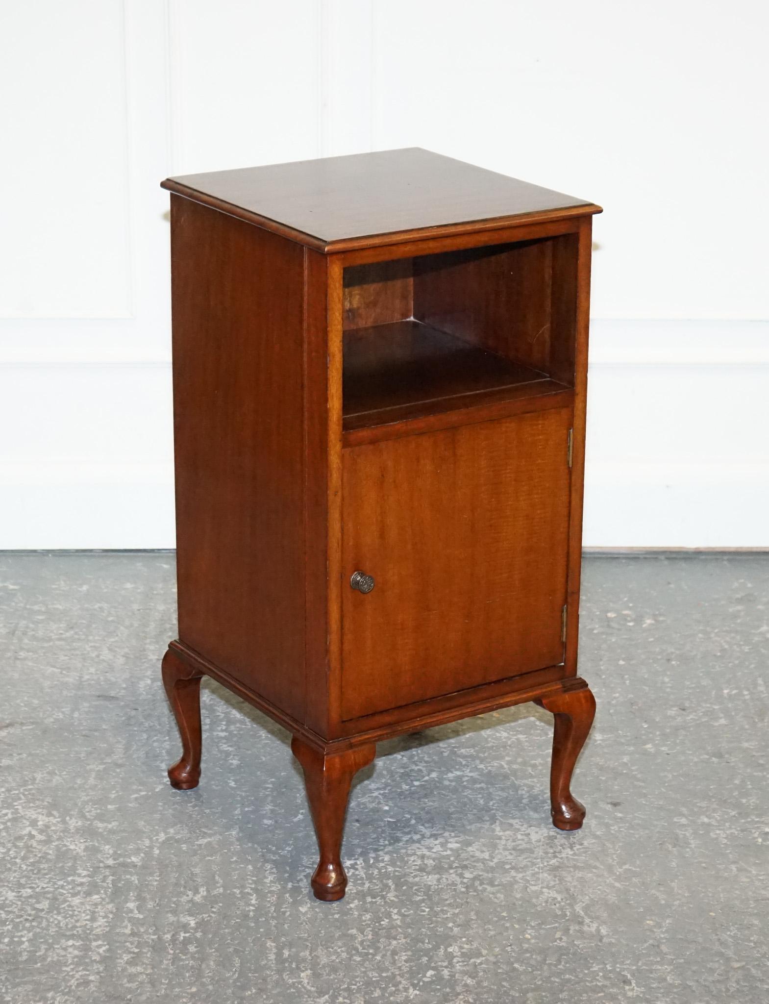 
Antiquités de Londres



Nous sommes ravis d'offrir à la vente cette magnifique lampe de chevet en bois dur Art Deco.

Une table très bien faite et solide, avec beaucoup d'espace, une porte pour cacher certaines de vos affaires et un compartiment