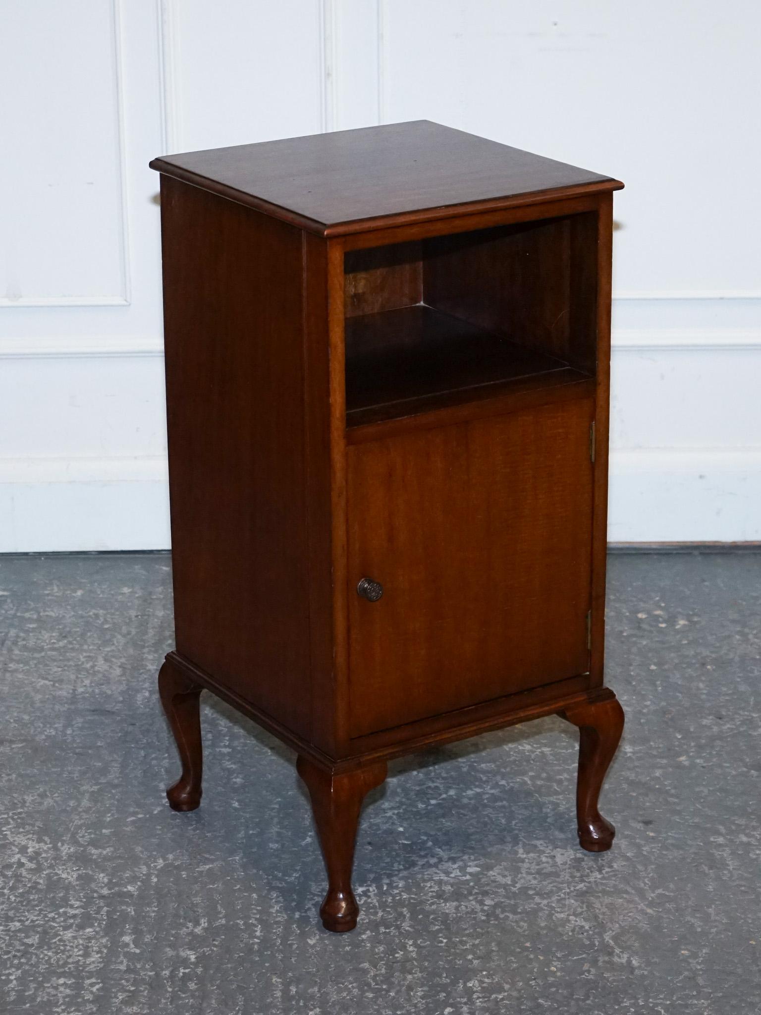 Britannique BEAU TABLE DE NUIT ART DECO en bois massif des années 1920 en vente
