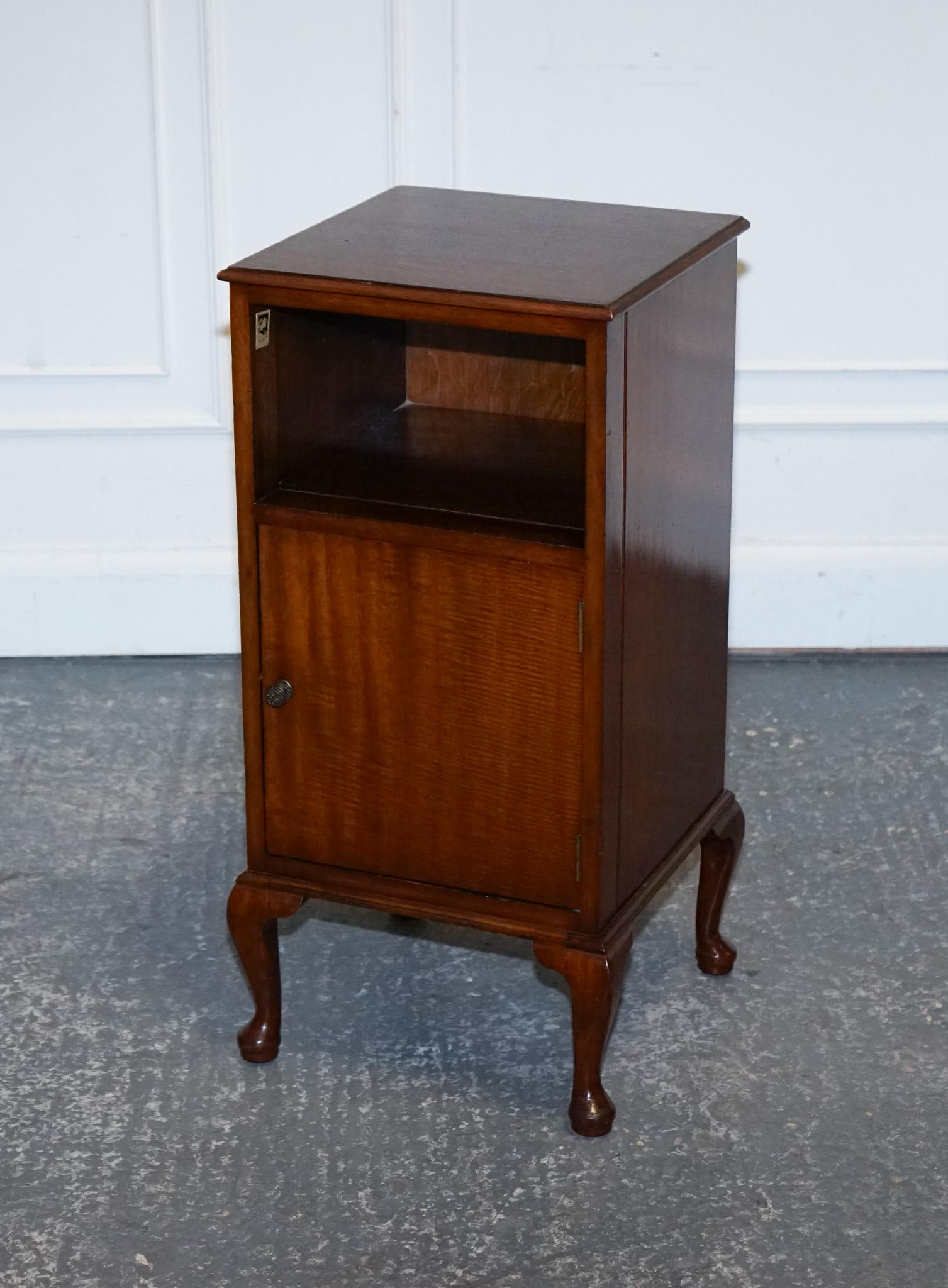 Fait main BEAU TABLE DE NUIT ART DECO en bois massif des années 1920 en vente
