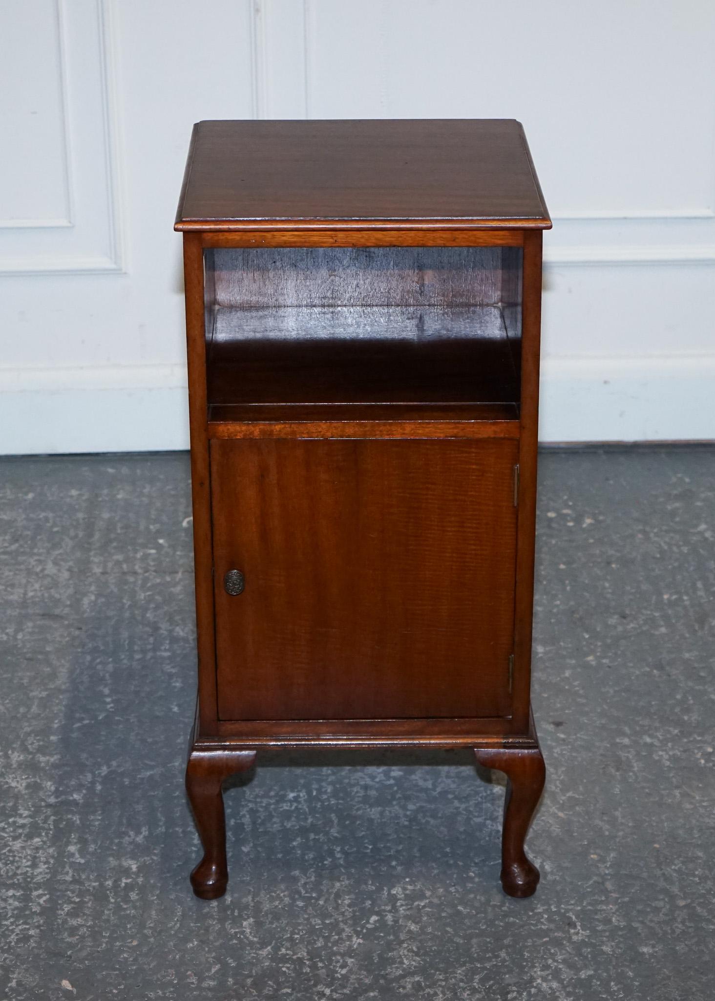 20ième siècle BEAU TABLE DE NUIT ART DECO en bois massif des années 1920 en vente
