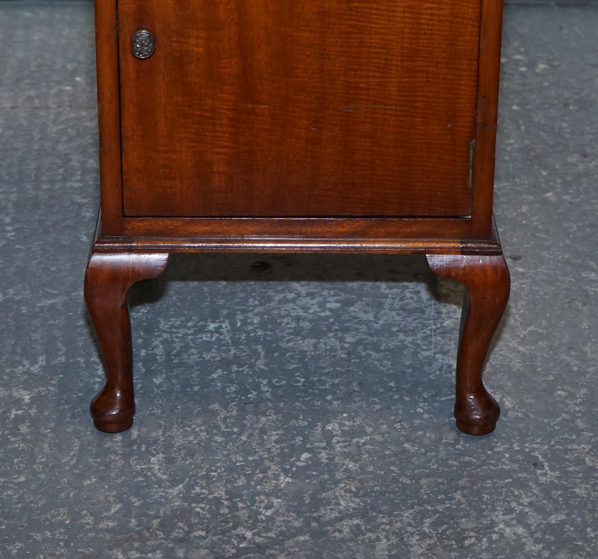 BEAU TABLE DE NUIT ART DECO en bois massif des années 1920 en vente 1
