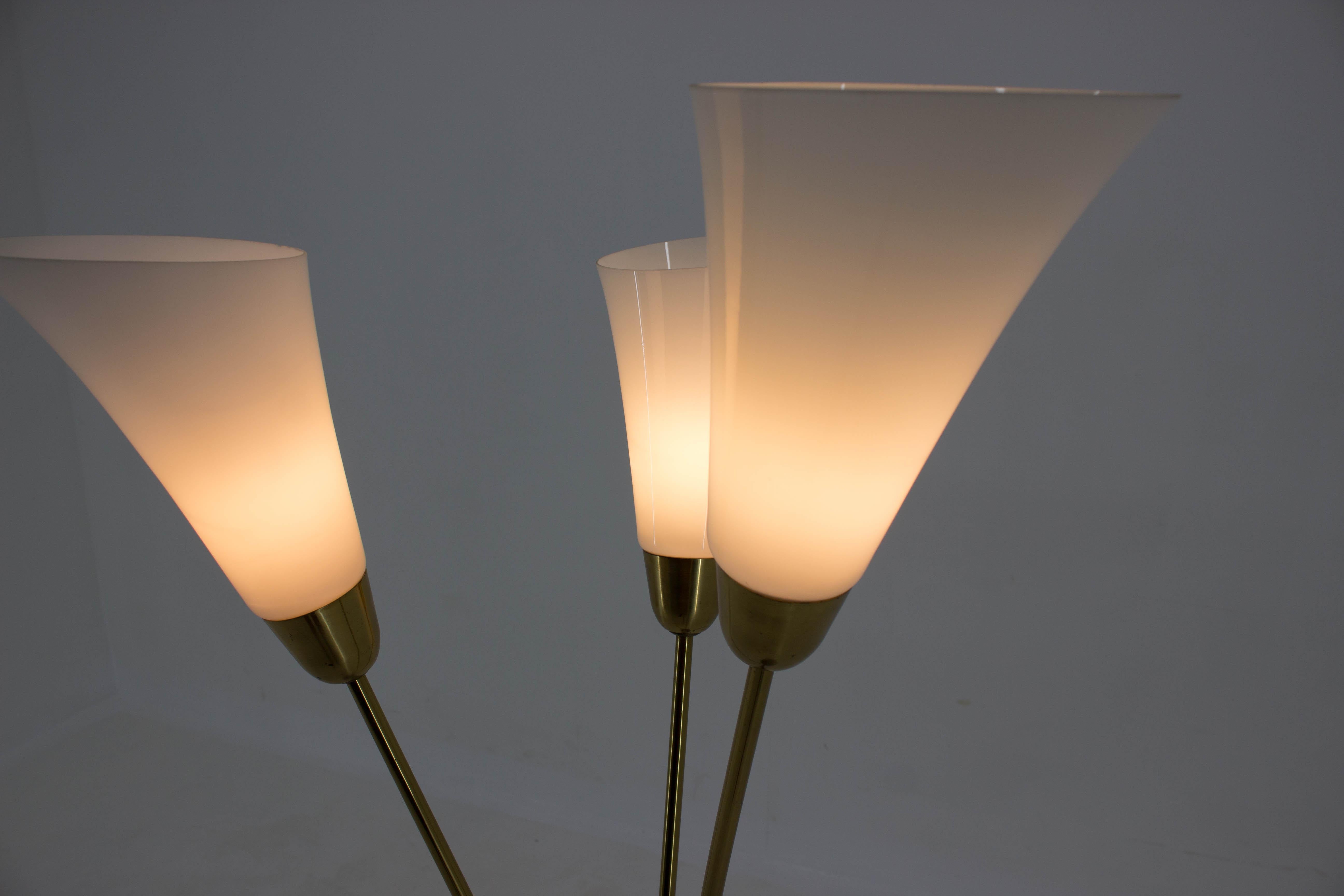 Tchèque Magnifique lampadaire Art Déco en laiton et verre:: années 1940 en vente