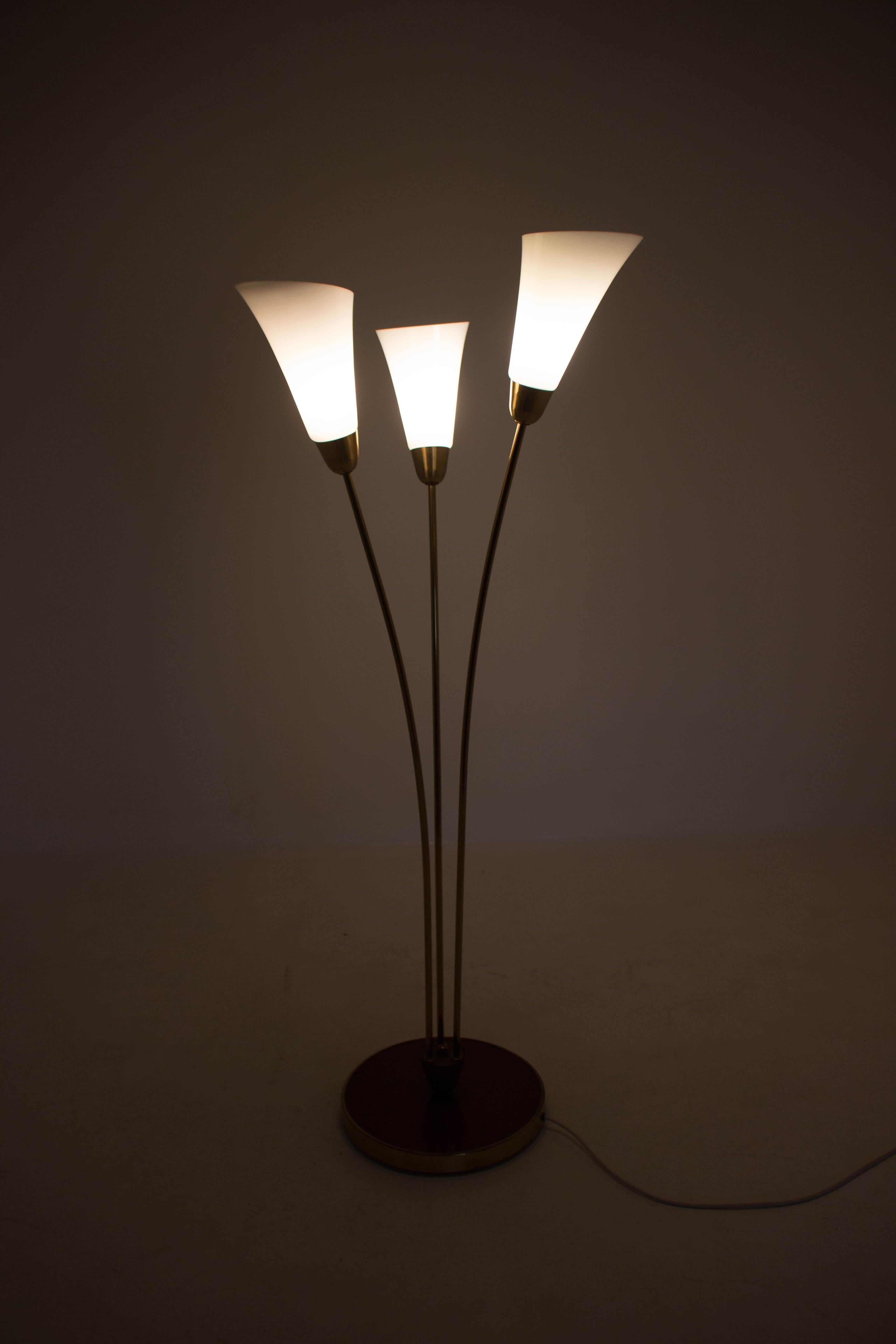 Schöne Art Deco Stehlampe aus Messing und Glas:: 1940er Jahre im Zustand „Gut“ im Angebot in Praha, CZ