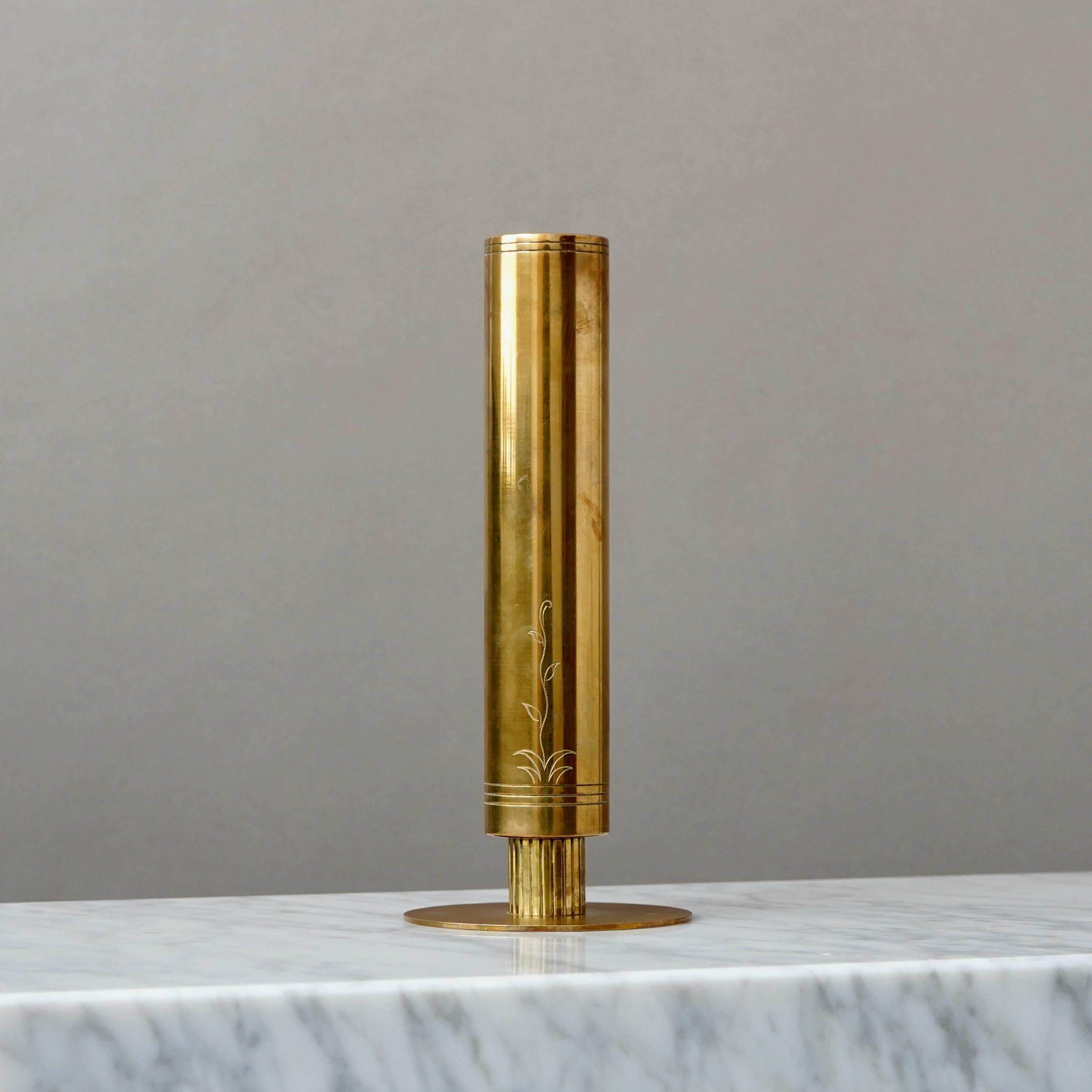 Un bellissimo vaso in ottone Art Deco con un'incredibile patina. 
Realizzato da un designer sconosciuto in Danimarca, negli anni Venti o Trenta.  

Ottime condizioni, solo qualche leggero graffio.
