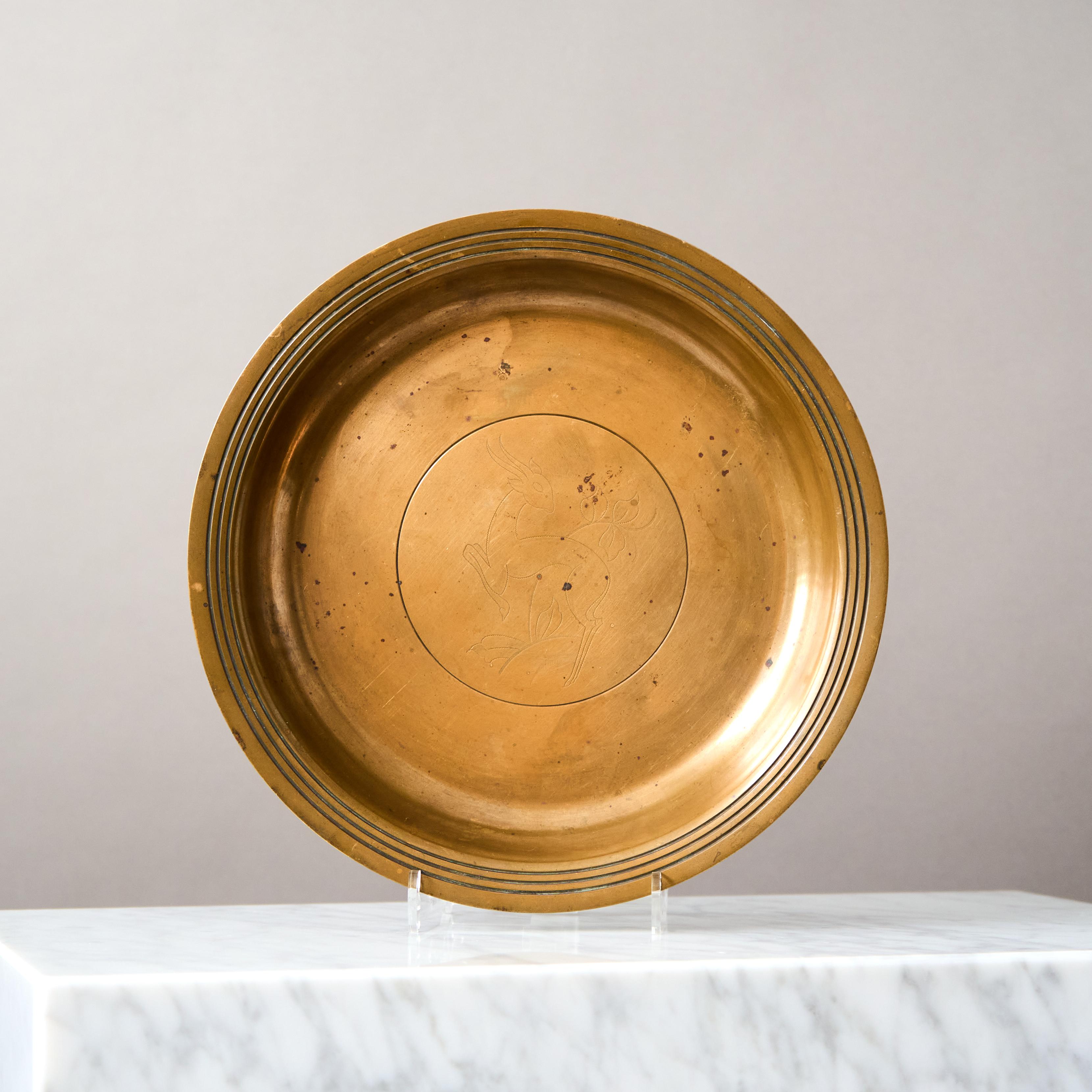 Un magnifique bol / plat en bronze Art Déco avec une patine étonnante.
Fabriqué par Argentor au Danemark, années 1930. 

État moyen, éraflures et rayures. Usure conforme à l'âge et à l'utilisation.


