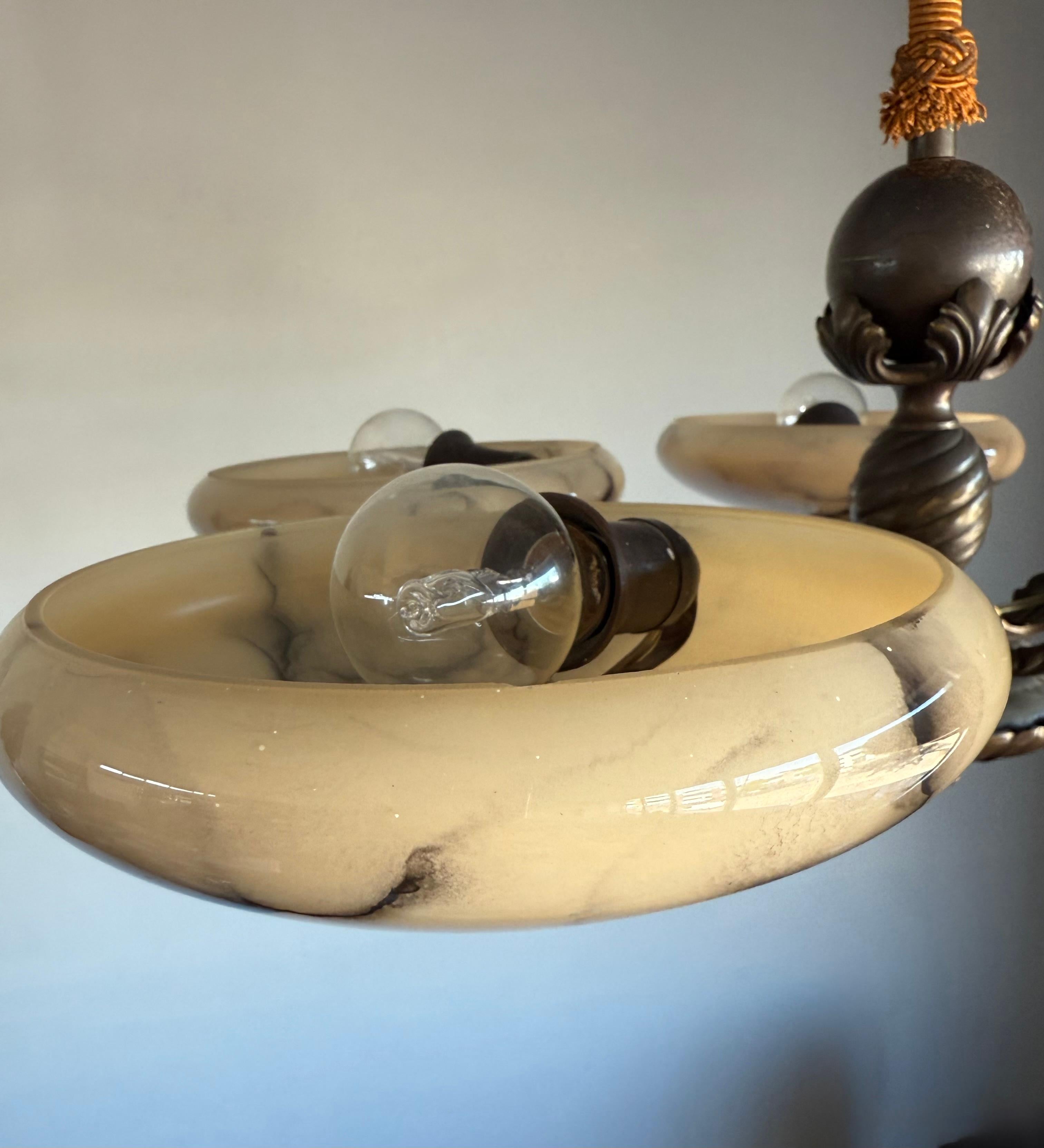 Magnifique lustre Art déco en bronze avec abat-jour en verre semblable à de l'albâtre en vente 4