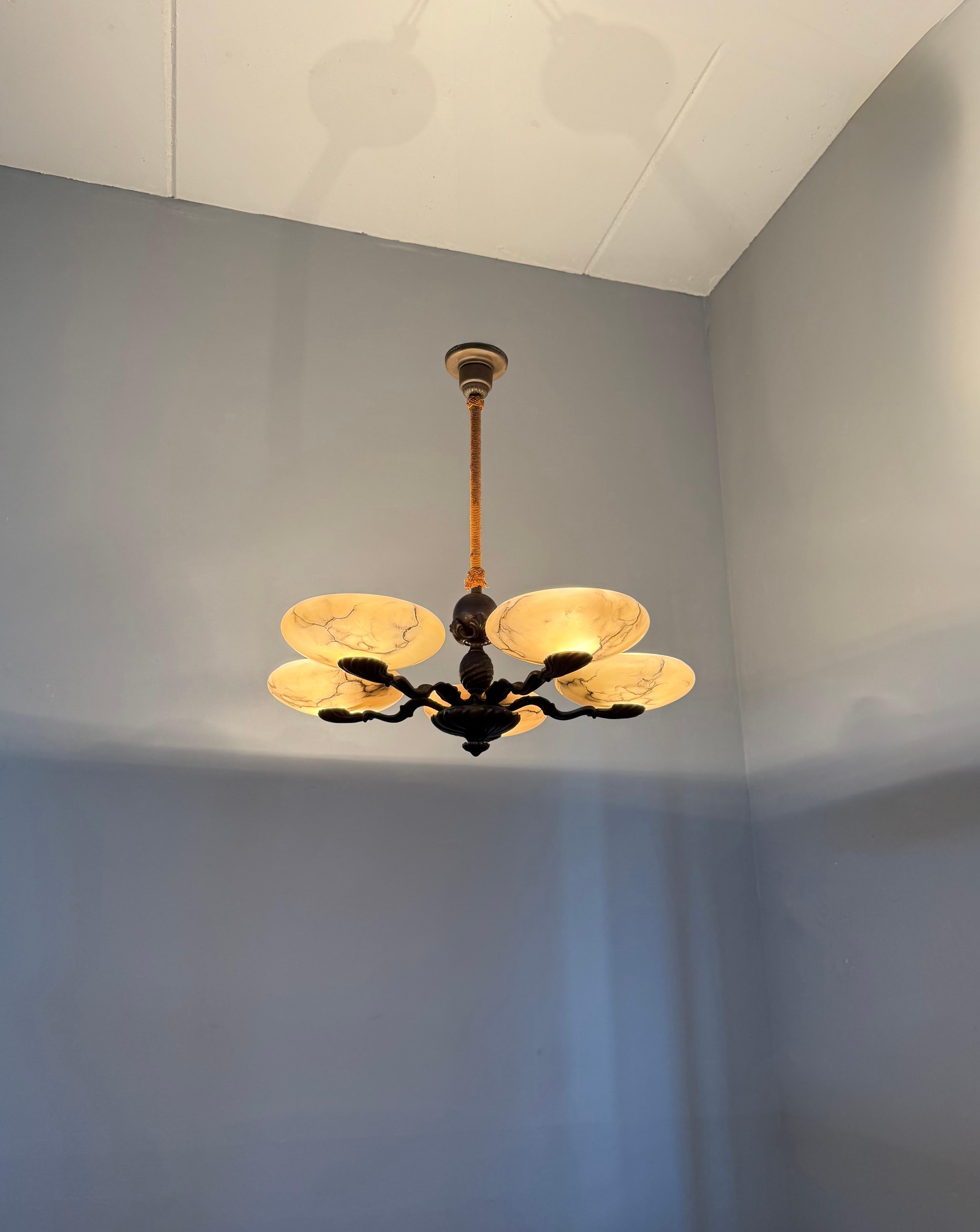 Magnifique lustre Art déco en bronze avec abat-jour en verre semblable à de l'albâtre en vente 5