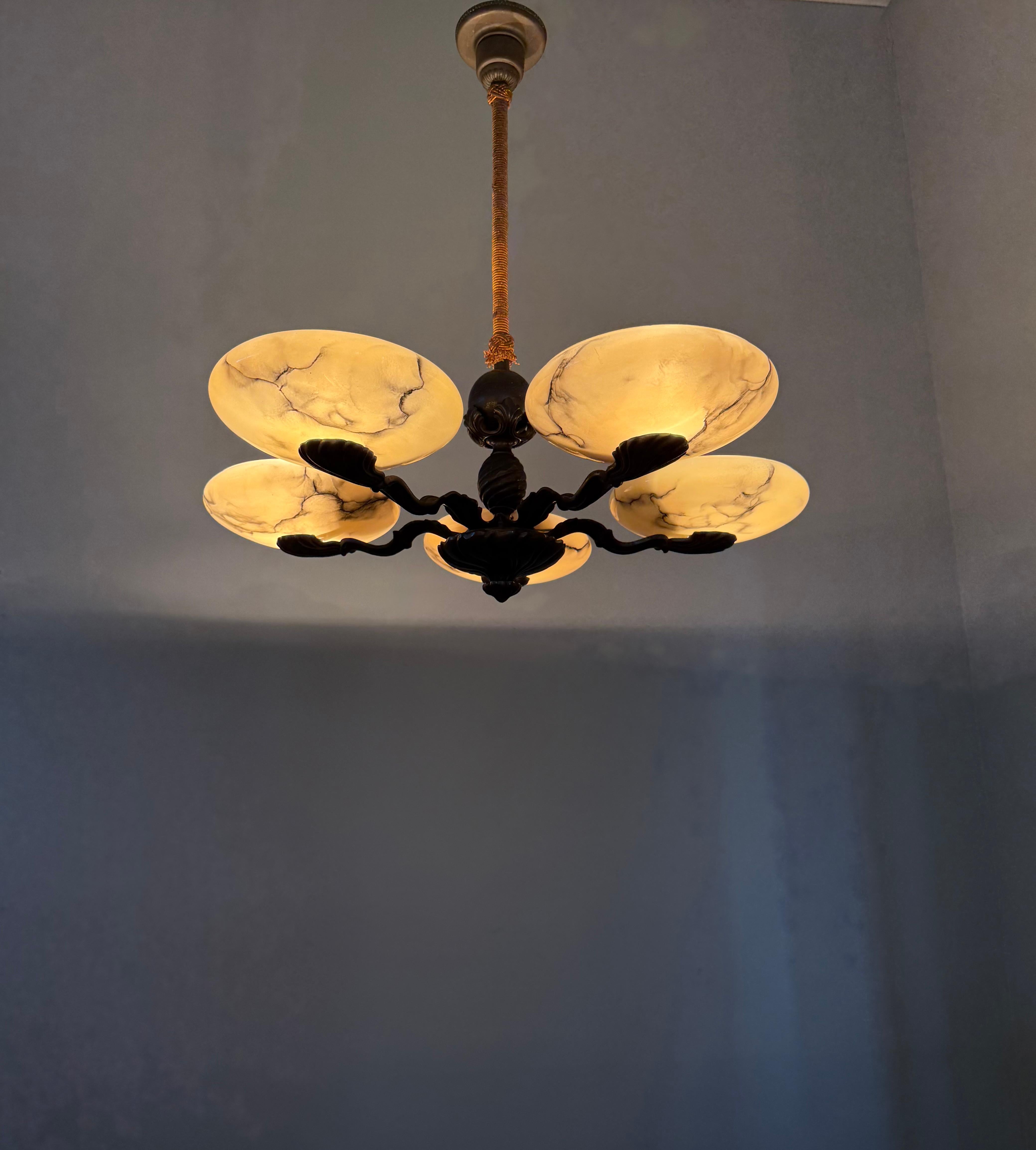 Magnifique lustre Art déco en bronze avec abat-jour en verre semblable à de l'albâtre en vente 6