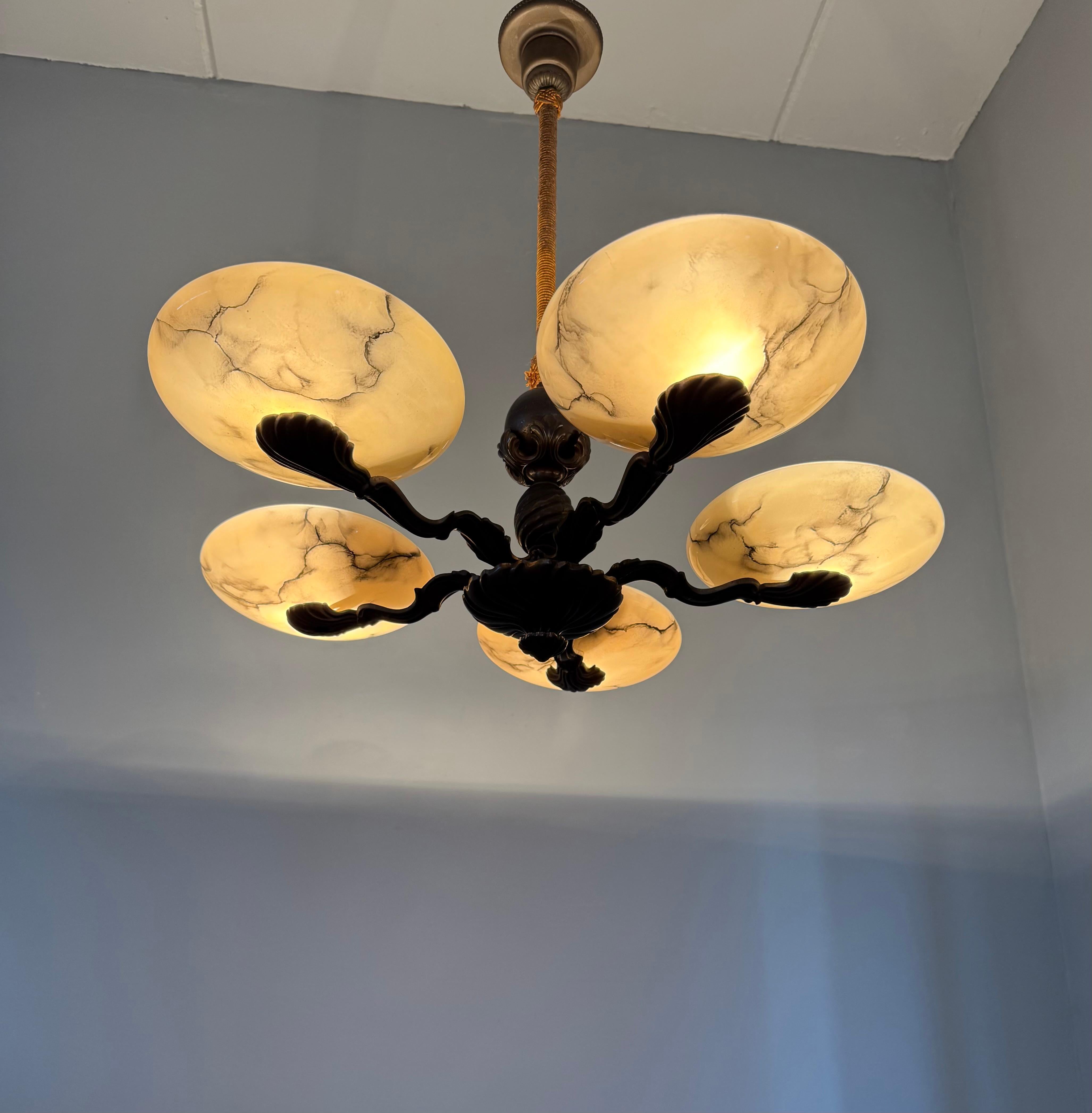 Magnifique lustre Art déco en bronze avec abat-jour en verre semblable à de l'albâtre en vente 7