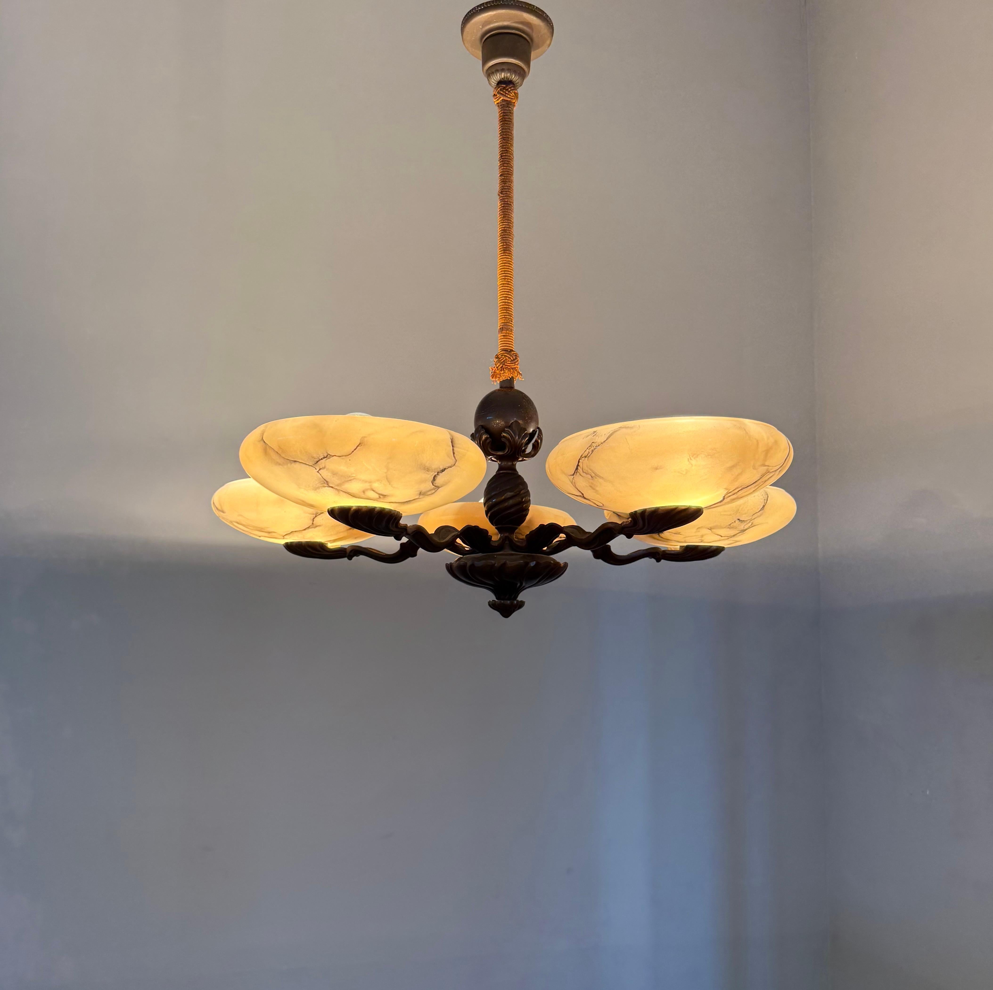 Magnifique lustre Art déco en bronze avec abat-jour en verre semblable à de l'albâtre en vente 8