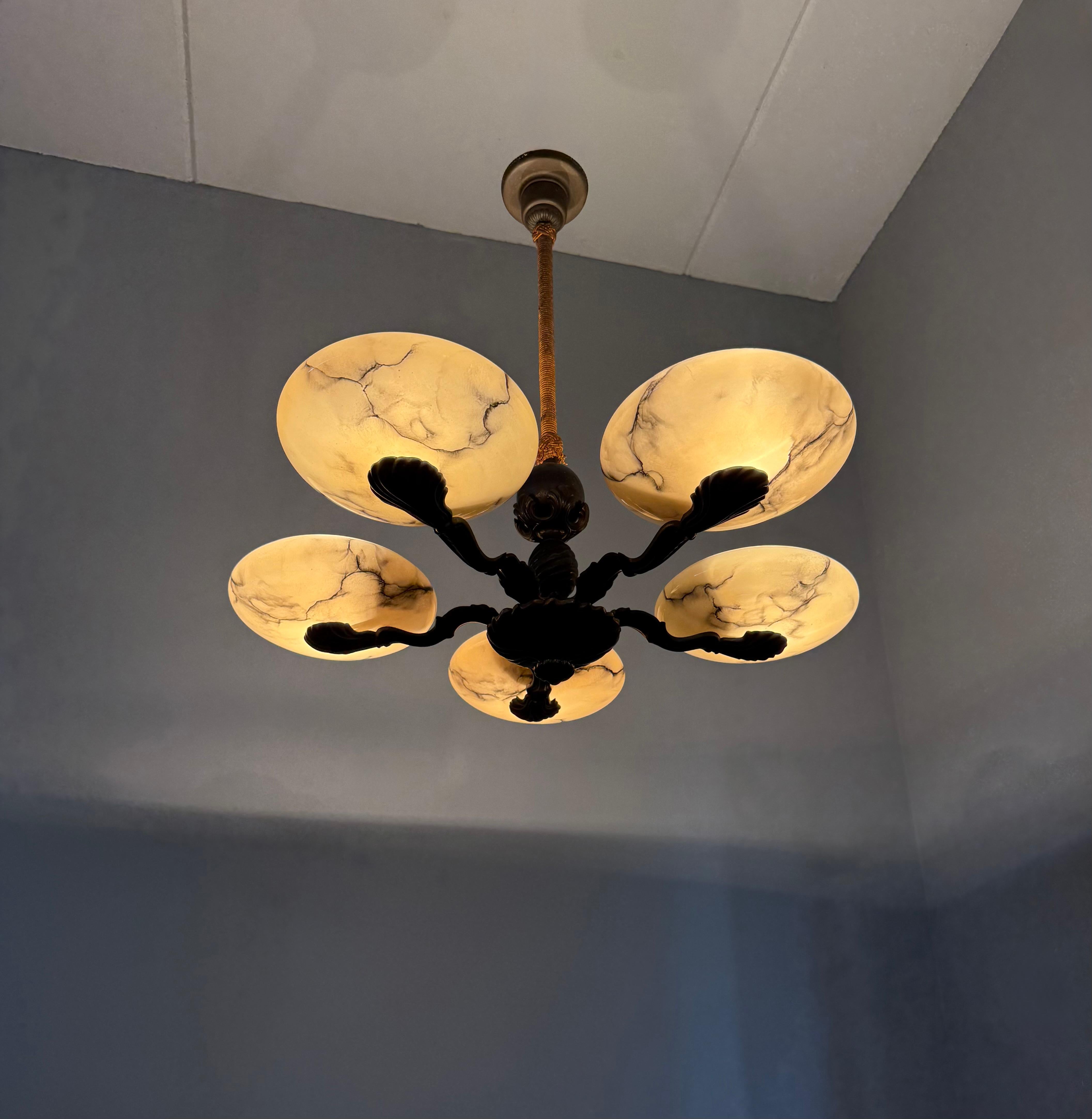 Magnifique lustre Art déco en bronze avec abat-jour en verre semblable à de l'albâtre en vente 9