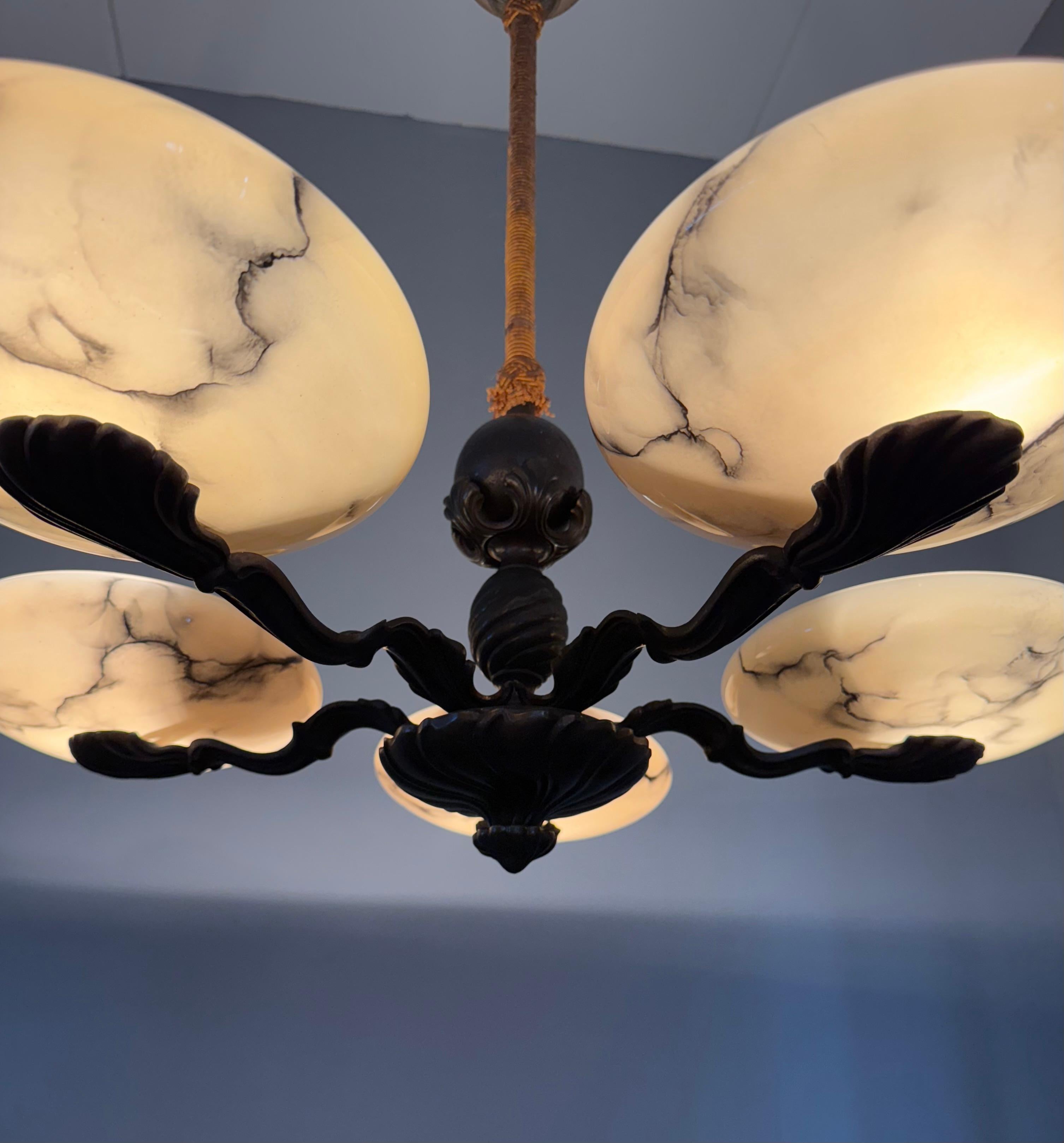 Magnifique lustre Art déco en bronze avec abat-jour en verre semblable à de l'albâtre en vente 10