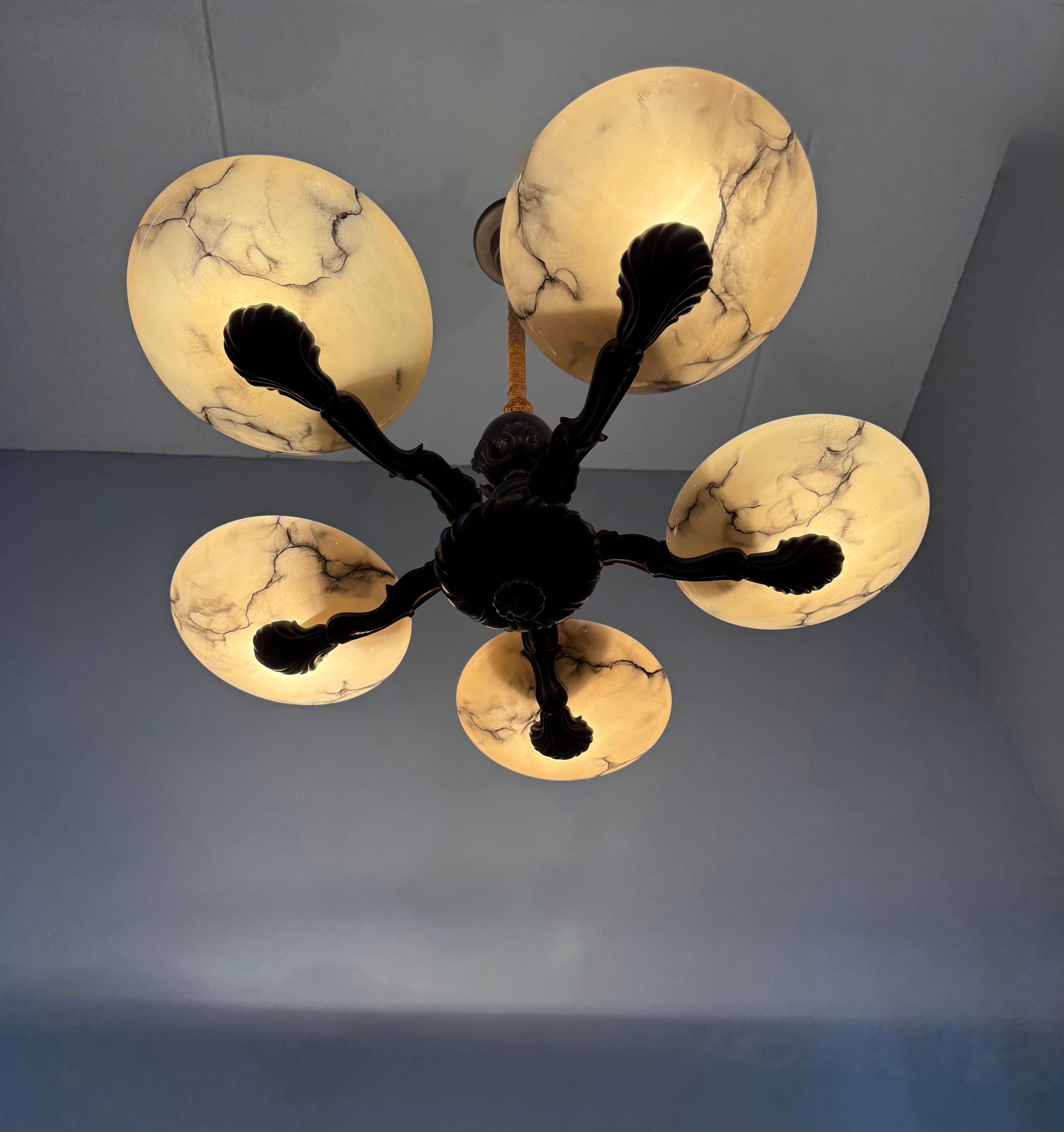 Magnifique lustre Art déco en bronze avec abat-jour en verre semblable à de l'albâtre en vente 11