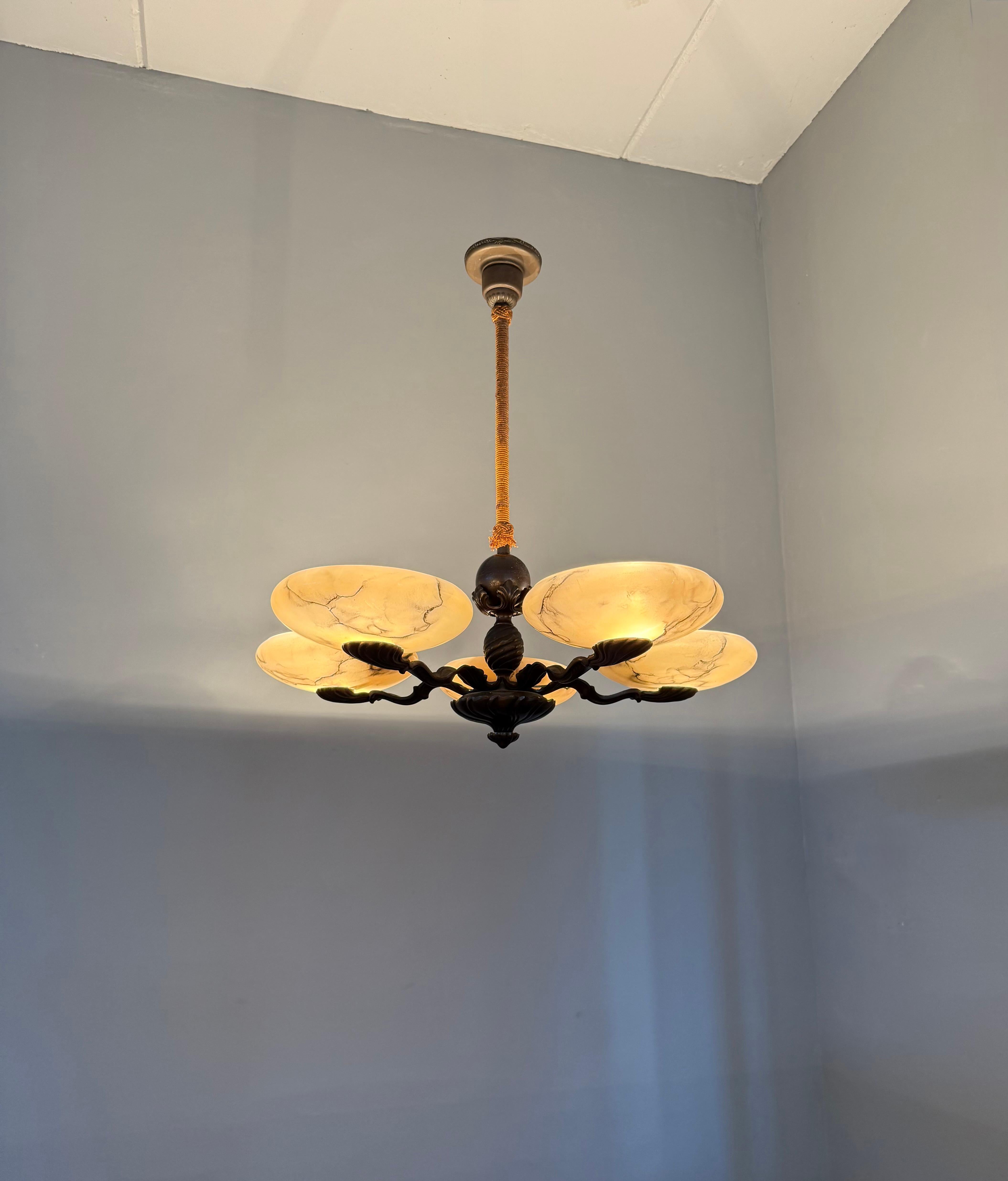 Magnifique lustre Art déco en bronze avec abat-jour en verre semblable à de l'albâtre en vente 12