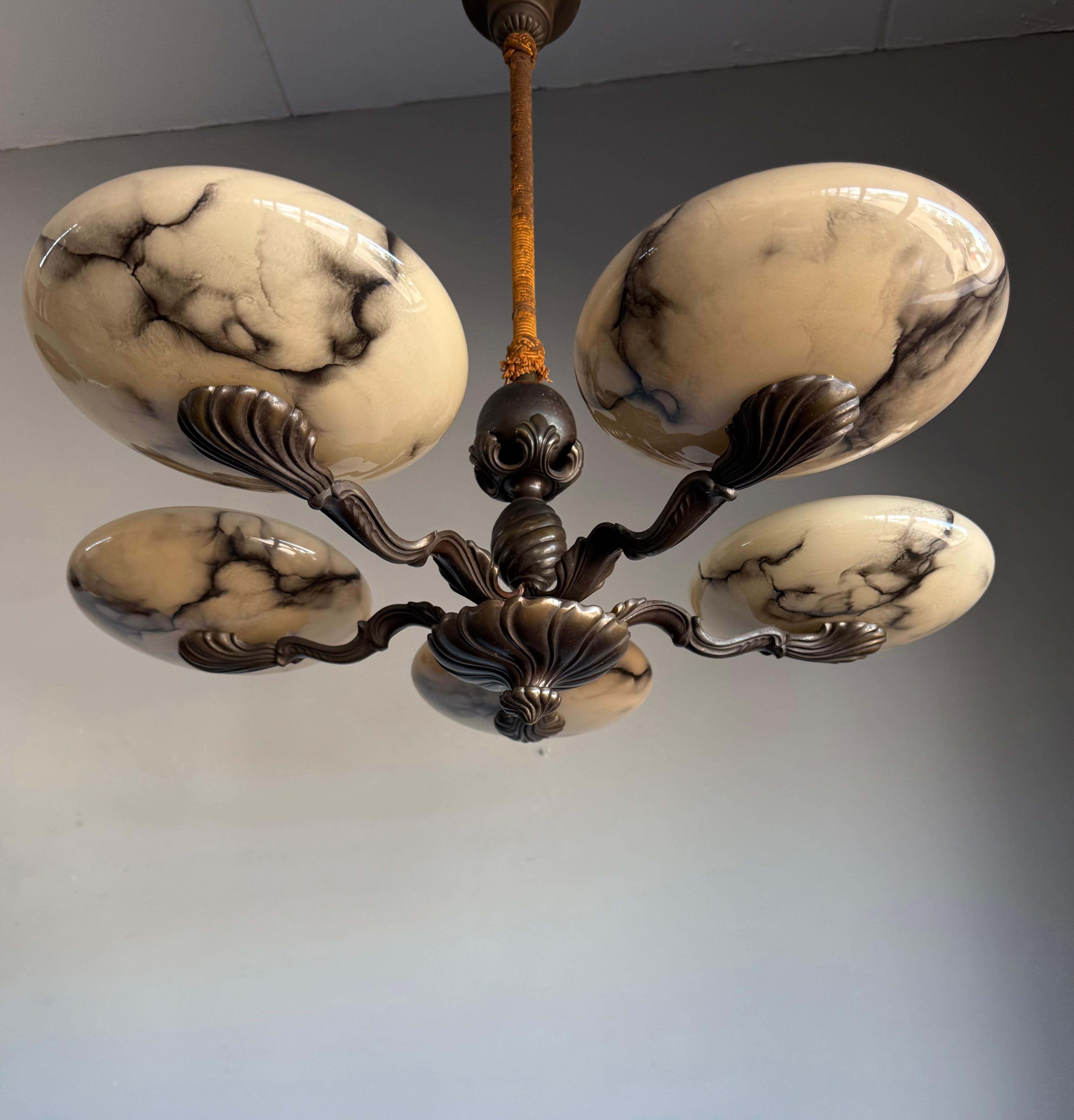Luminaire exclusif des années 1920 en bronze et en verre pour une atmosphère parfaite.

Si vous êtes à la recherche d'un luminaire remarquable pour embellir votre espace de vie, ce lustre antique Art Deco datant des premières années du 20e siècle