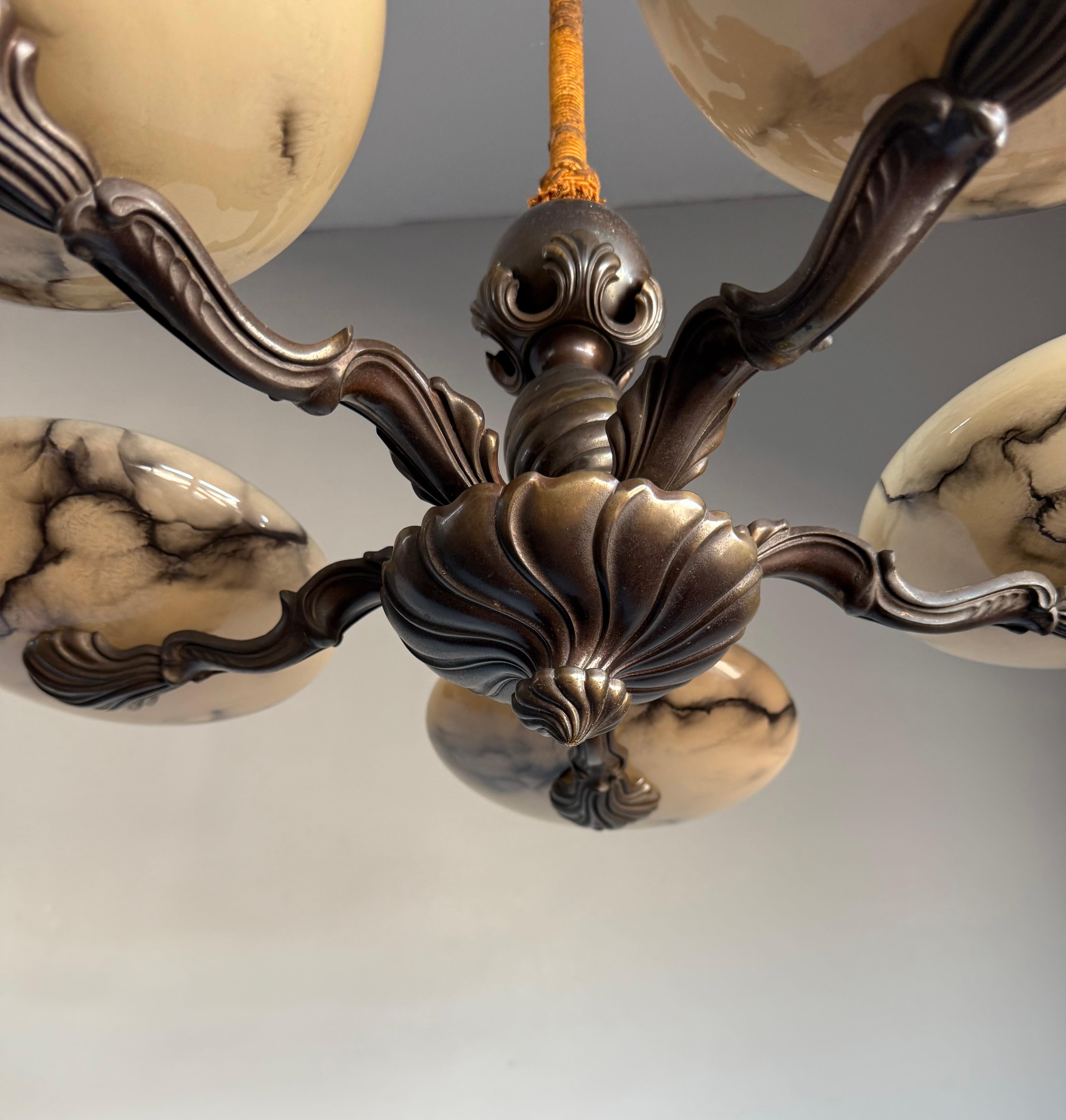 Français Magnifique lustre Art déco en bronze avec abat-jour en verre semblable à de l'albâtre en vente