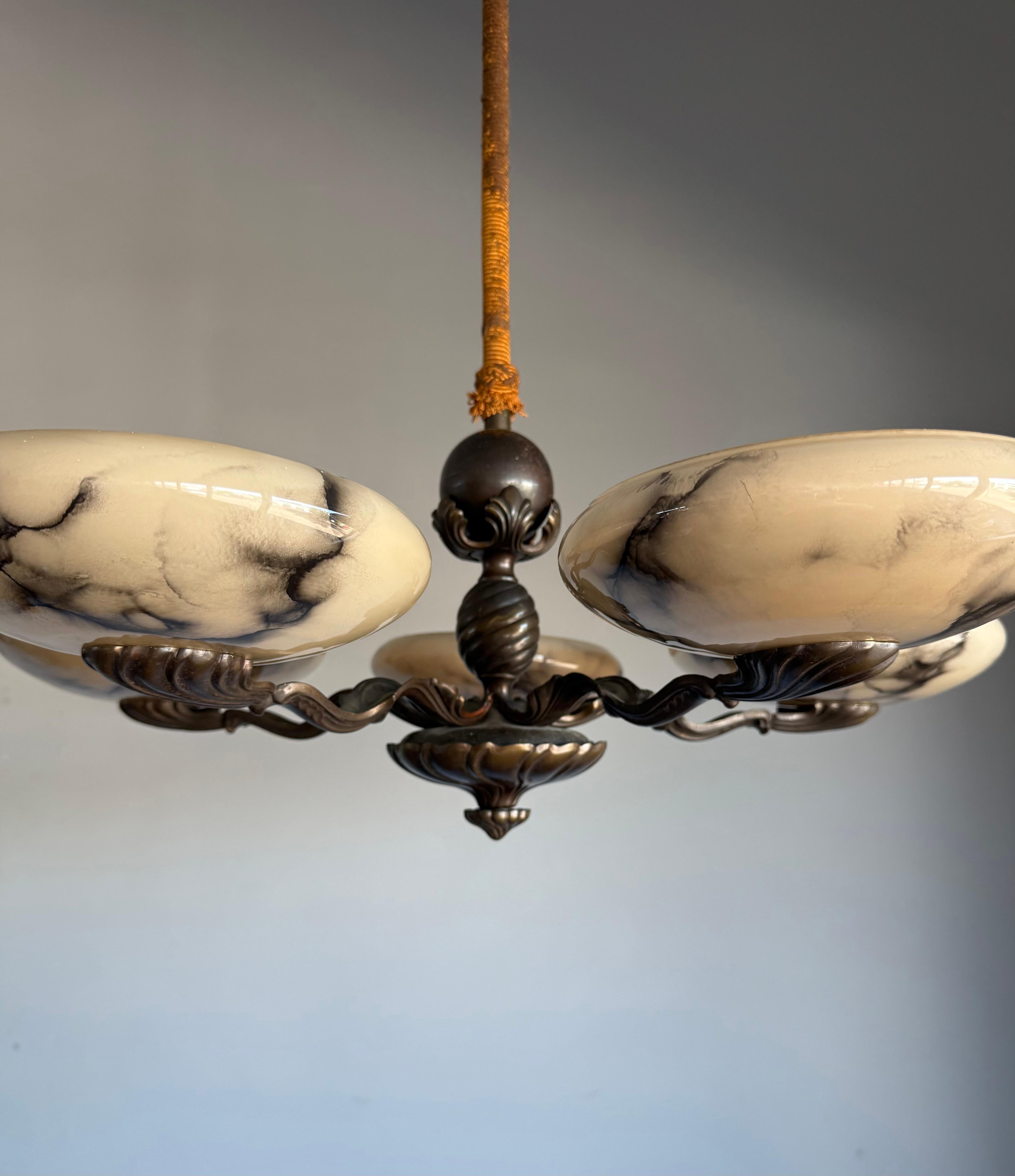 Fait main Magnifique lustre Art déco en bronze avec abat-jour en verre semblable à de l'albâtre en vente