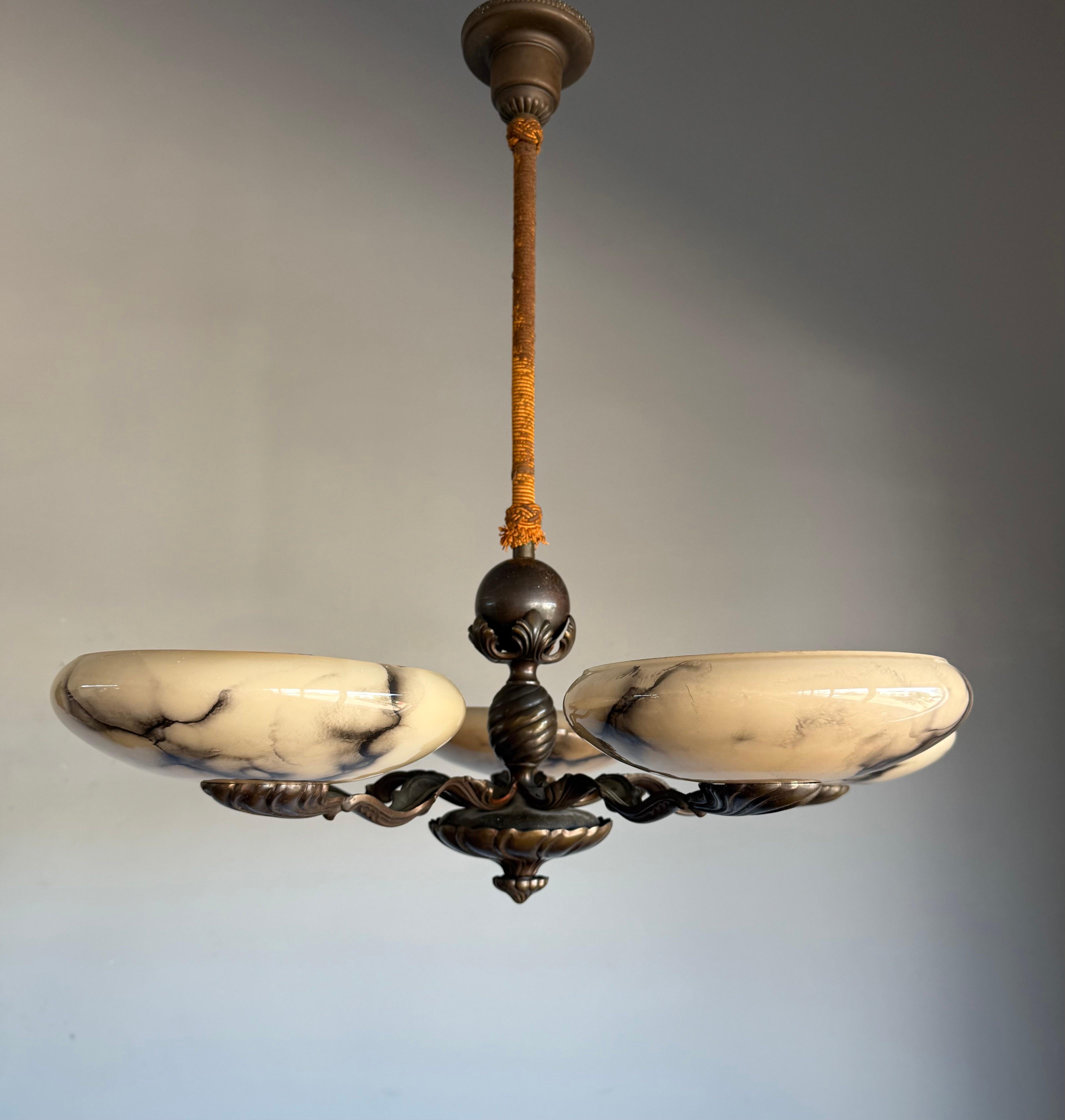 Magnifique lustre Art déco en bronze avec abat-jour en verre semblable à de l'albâtre Bon état - En vente à Lisse, NL