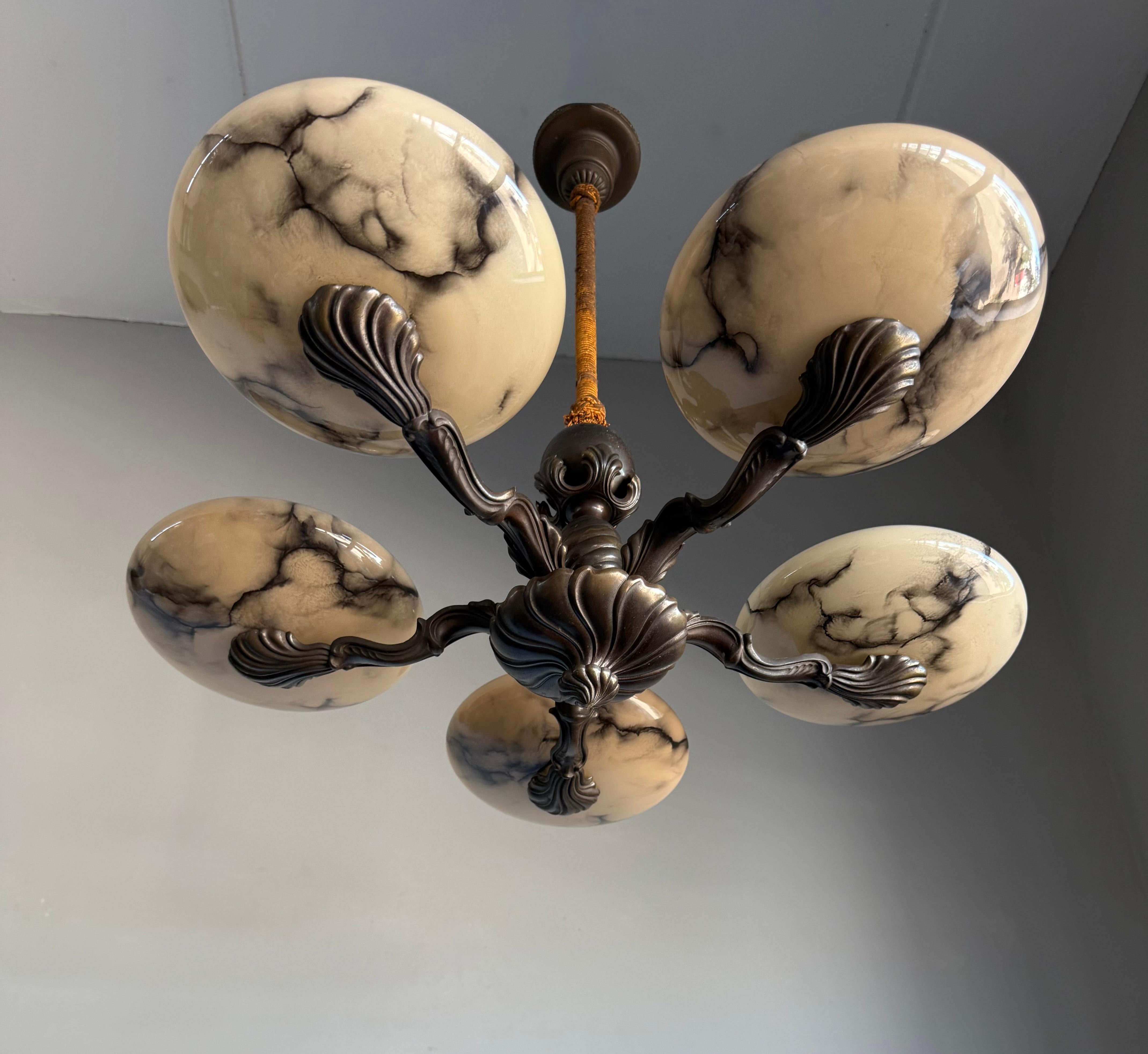 20ième siècle Magnifique lustre Art déco en bronze avec abat-jour en verre semblable à de l'albâtre en vente