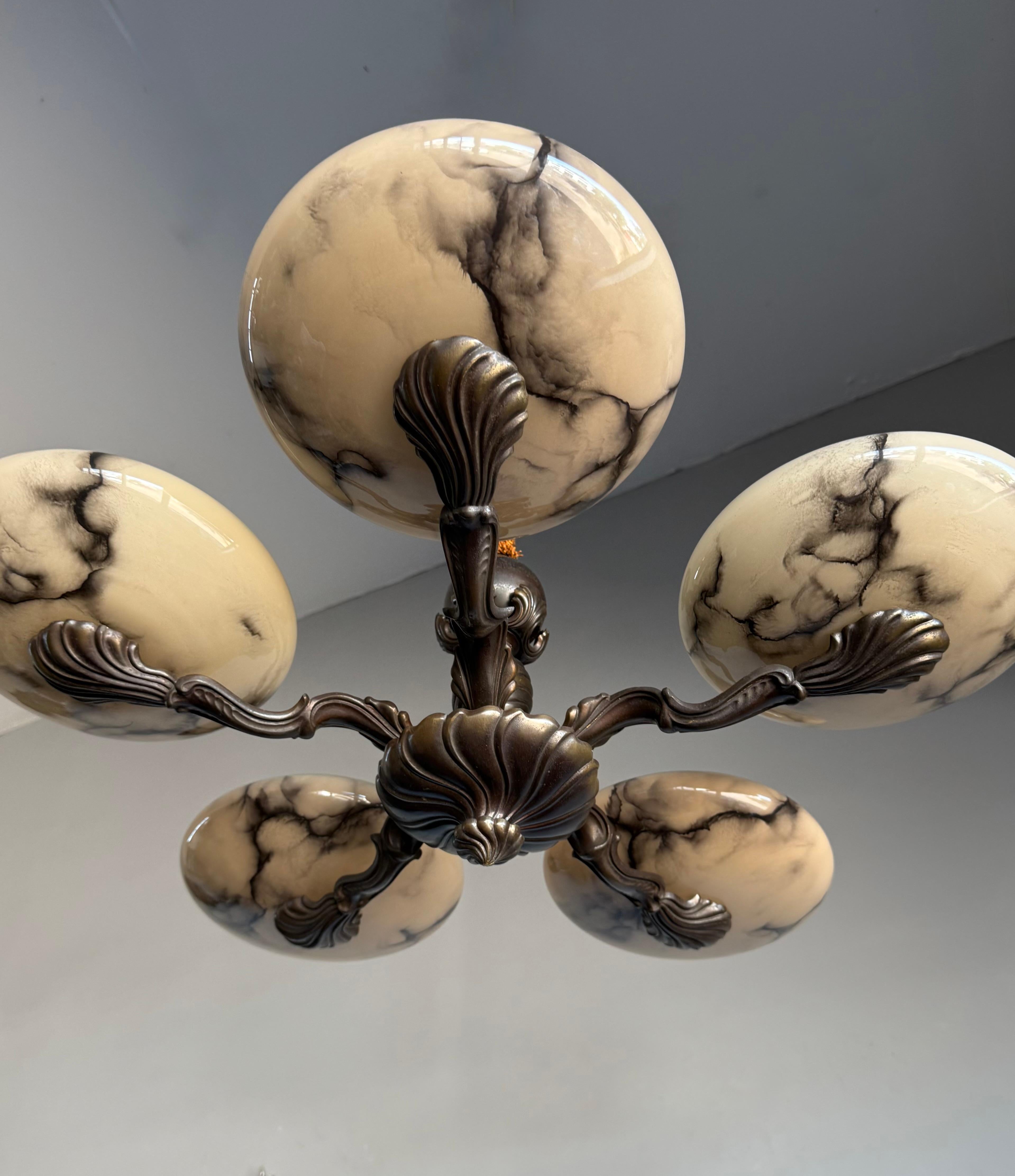 Laiton Magnifique lustre Art déco en bronze avec abat-jour en verre semblable à de l'albâtre en vente