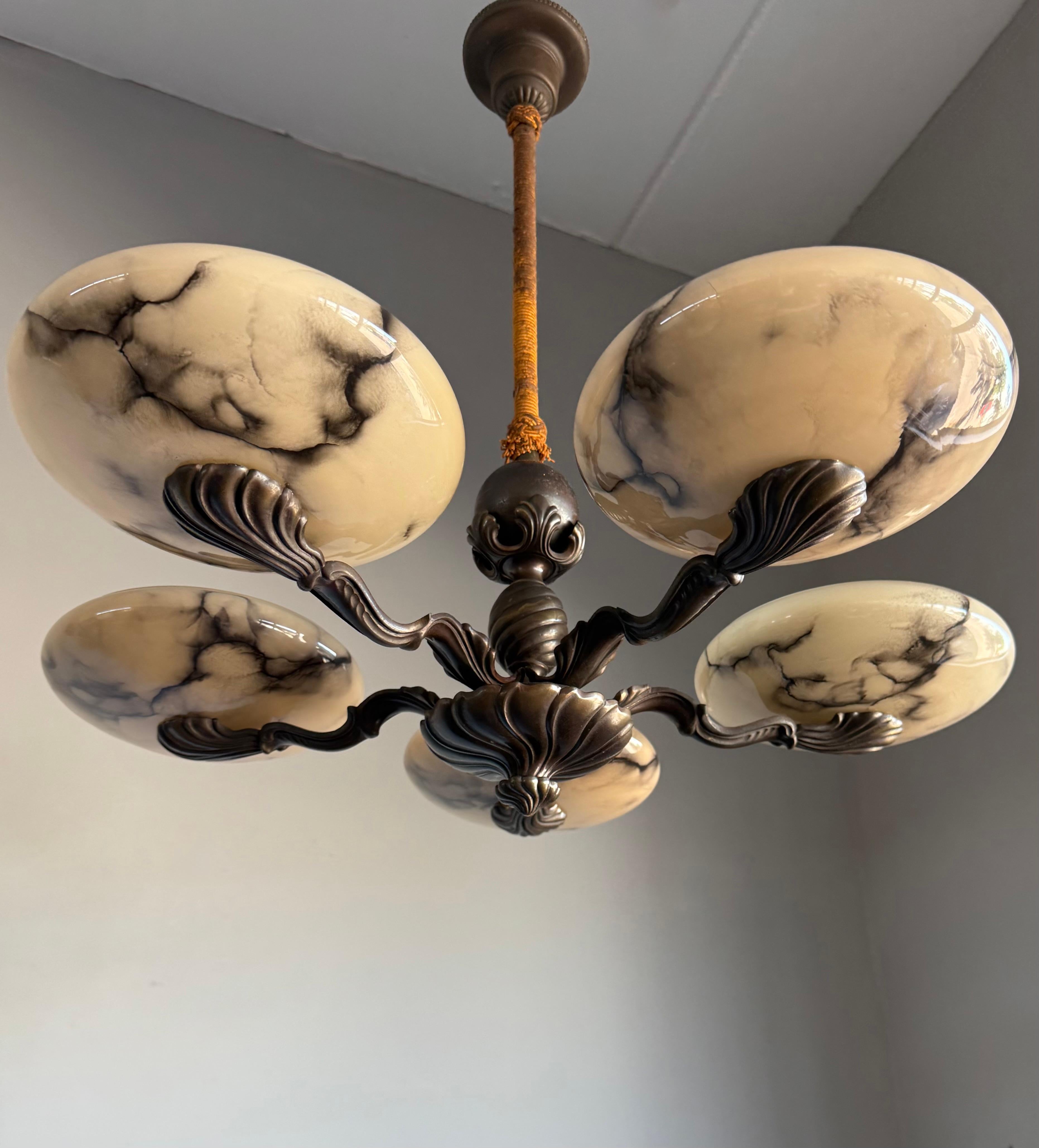 Magnifique lustre Art déco en bronze avec abat-jour en verre semblable à de l'albâtre en vente 1