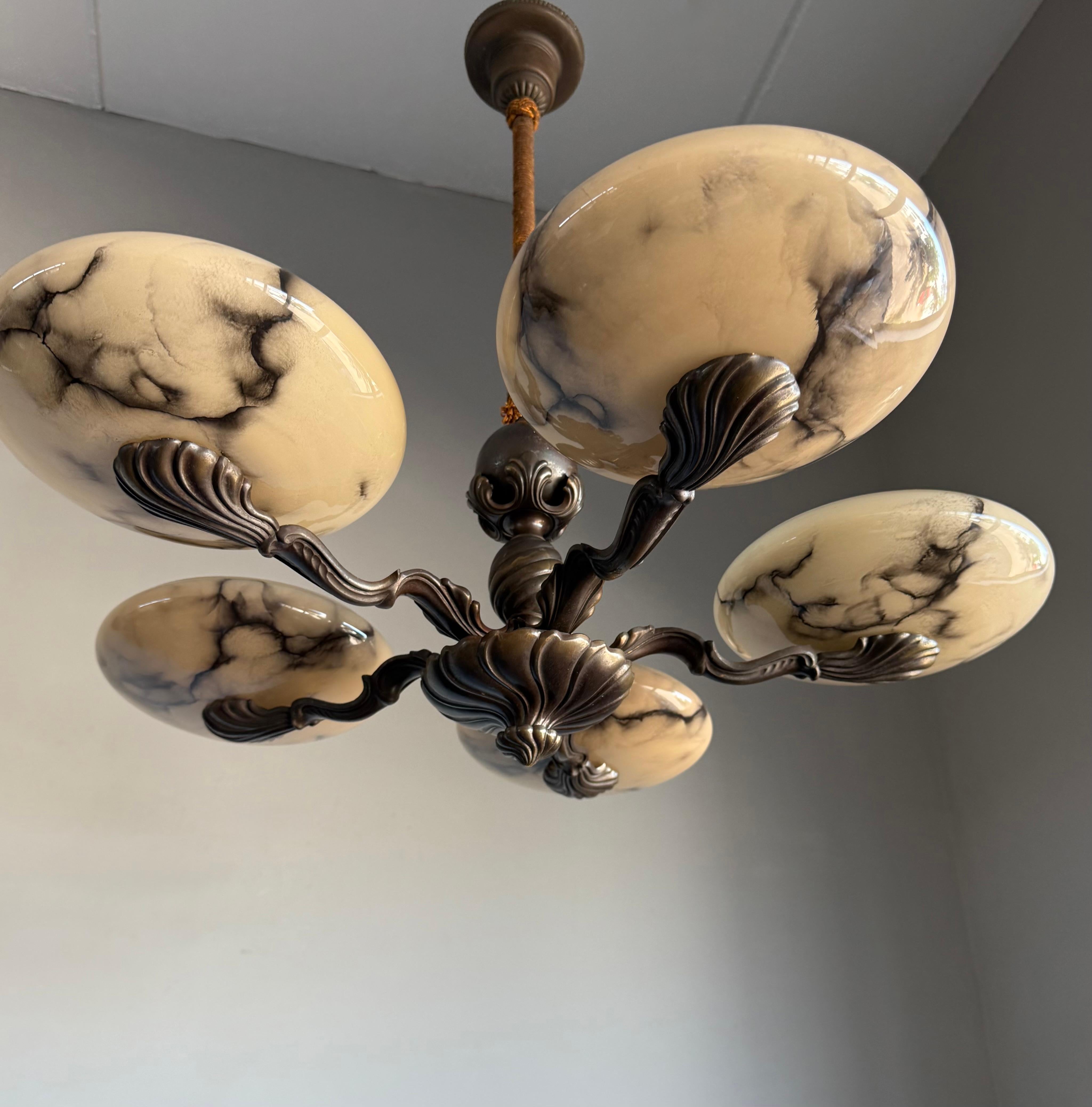Magnifique lustre Art déco en bronze avec abat-jour en verre semblable à de l'albâtre en vente 2