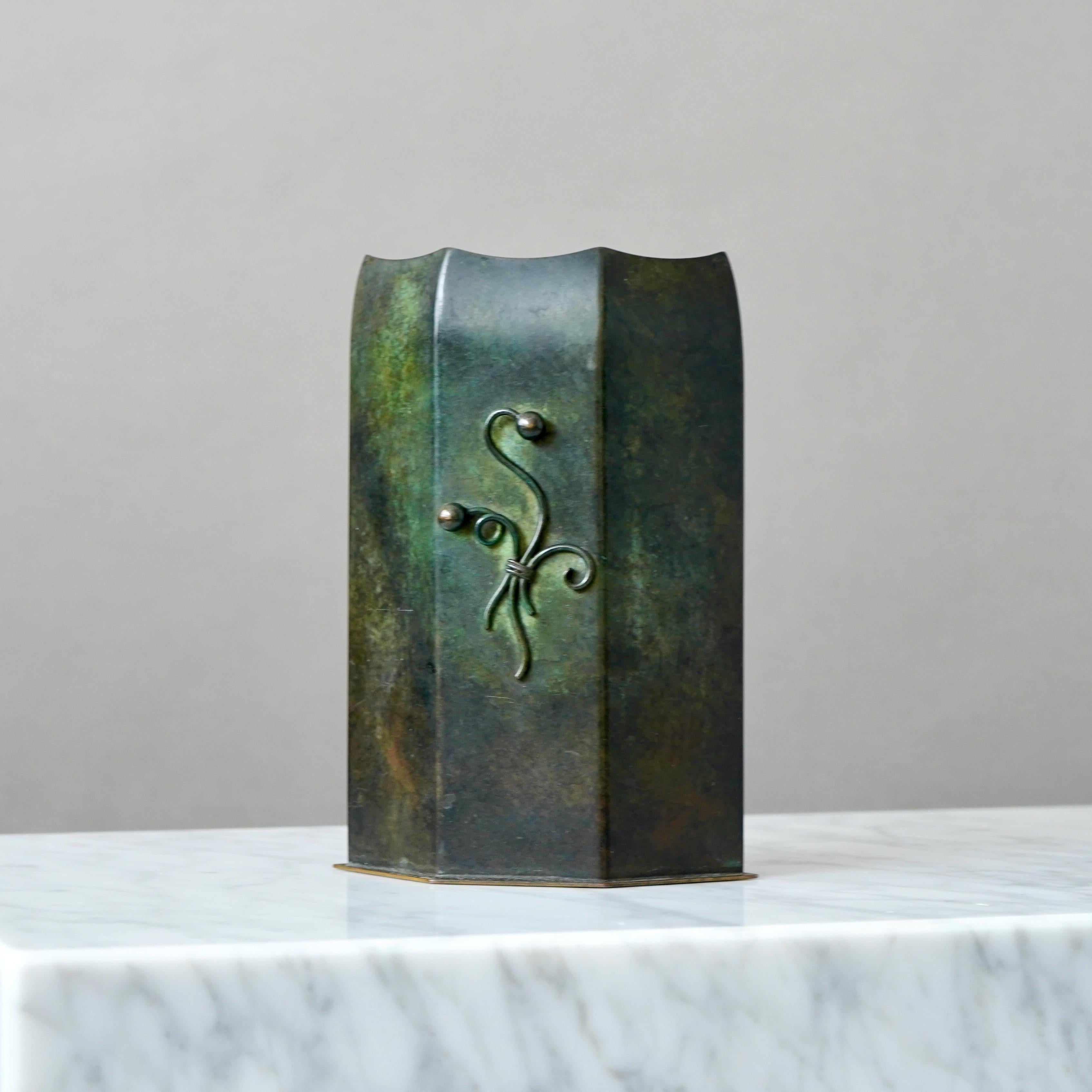 Bellissimo vaso in bronzo Art Deco di un ignoto designer danese. Danimarca, anni '30. in vendita 2