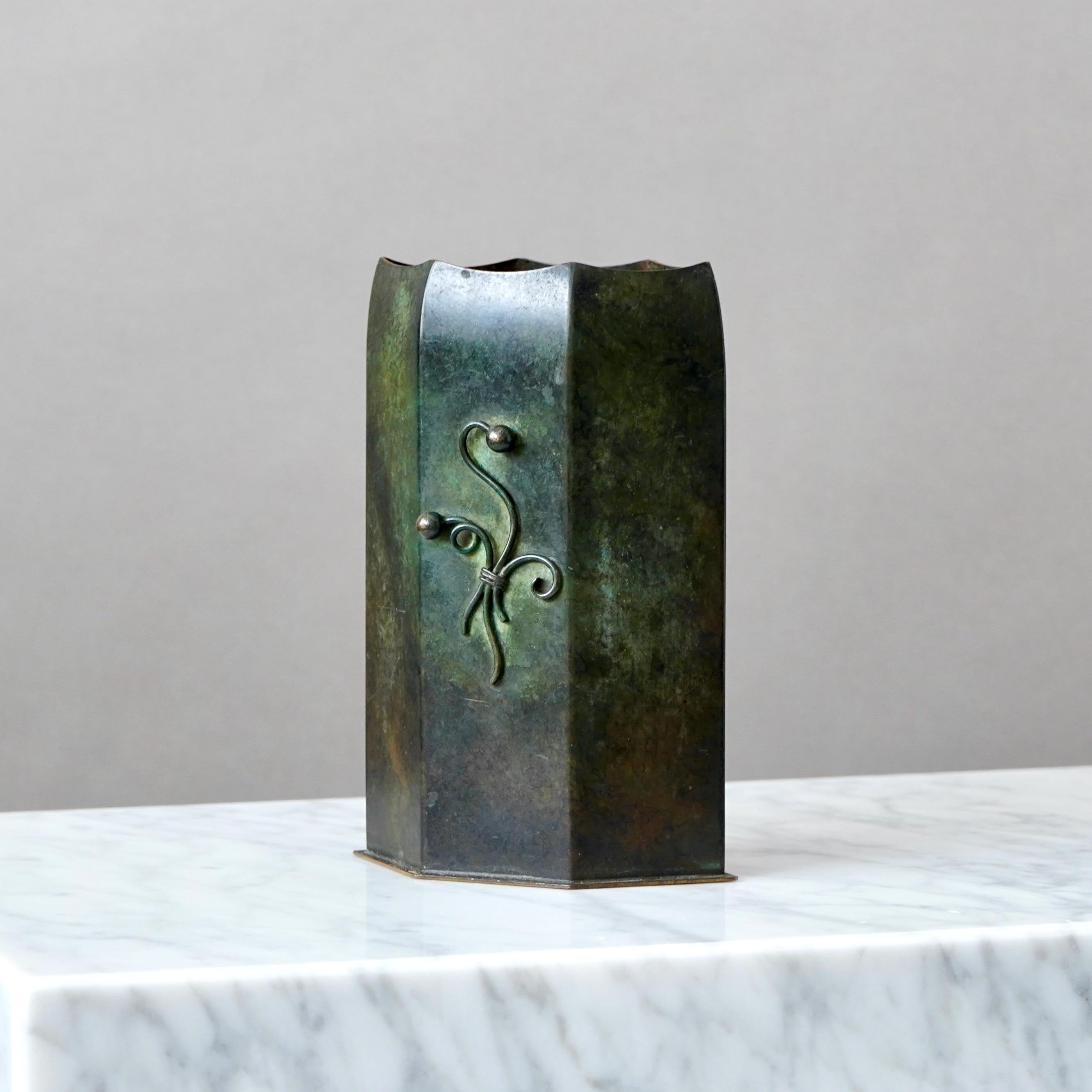 Un bellissimo e raro vaso in bronzo Art Deco con una patina incredibile. 
Realizzato da un designer sconosciuto in Danimarca, negli anni Venti o Trenta.  

Buone condizioni, alcuni leggeri graffi e usura della patina.
Timbro 