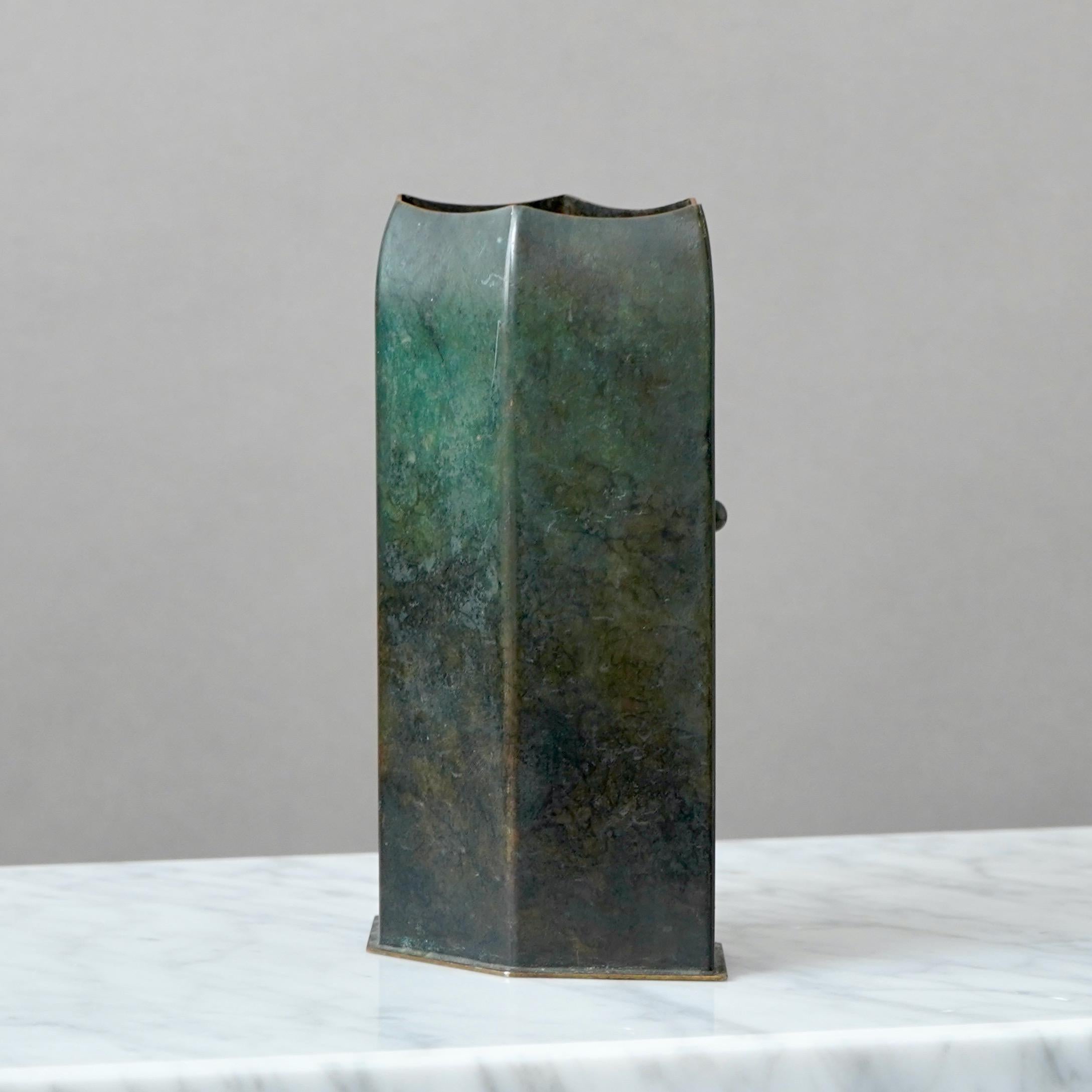 Metà XX secolo Bellissimo vaso in bronzo Art Deco di un ignoto designer danese. Danimarca, anni '30. in vendita