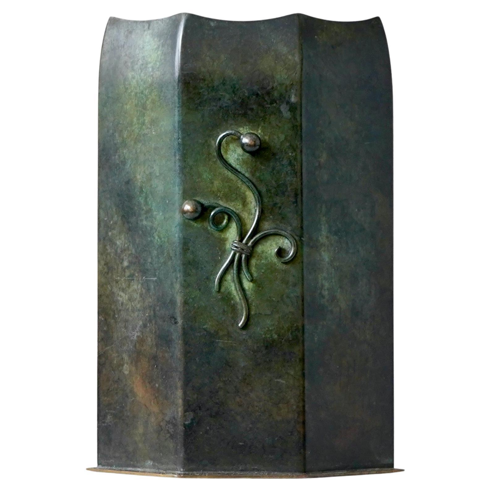 Magnifique vase Art déco en bronze d'un designer danois inconnu. Danemark, années 1930.