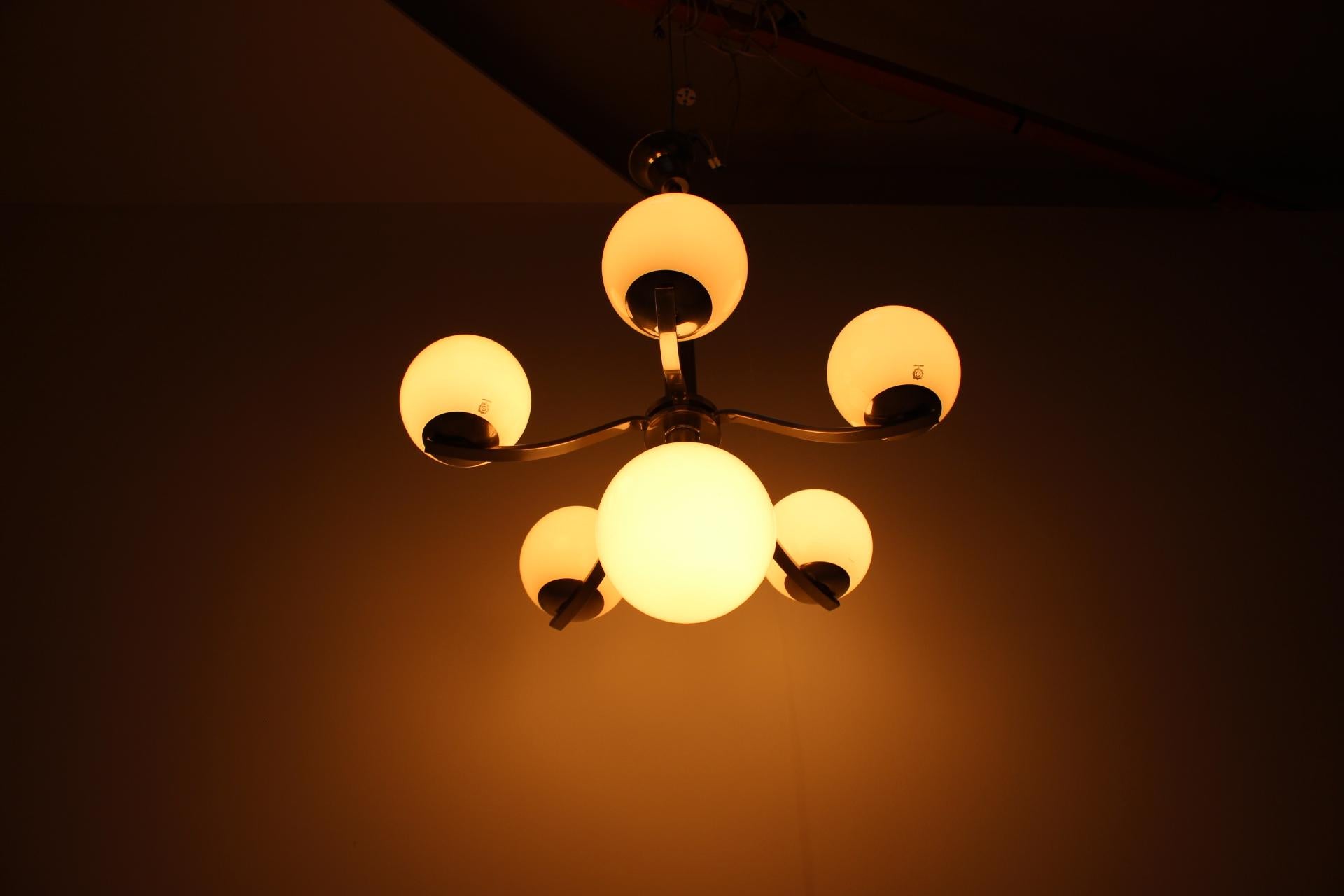 Elegante lampadario art déco cromato, realizzato nell'ex Cecoslovacchia negli anni '30.
Realizzato in cromo e vetro, presenta segni di usura e di età.
Perfettamente funzionante, in condizioni originali.
  