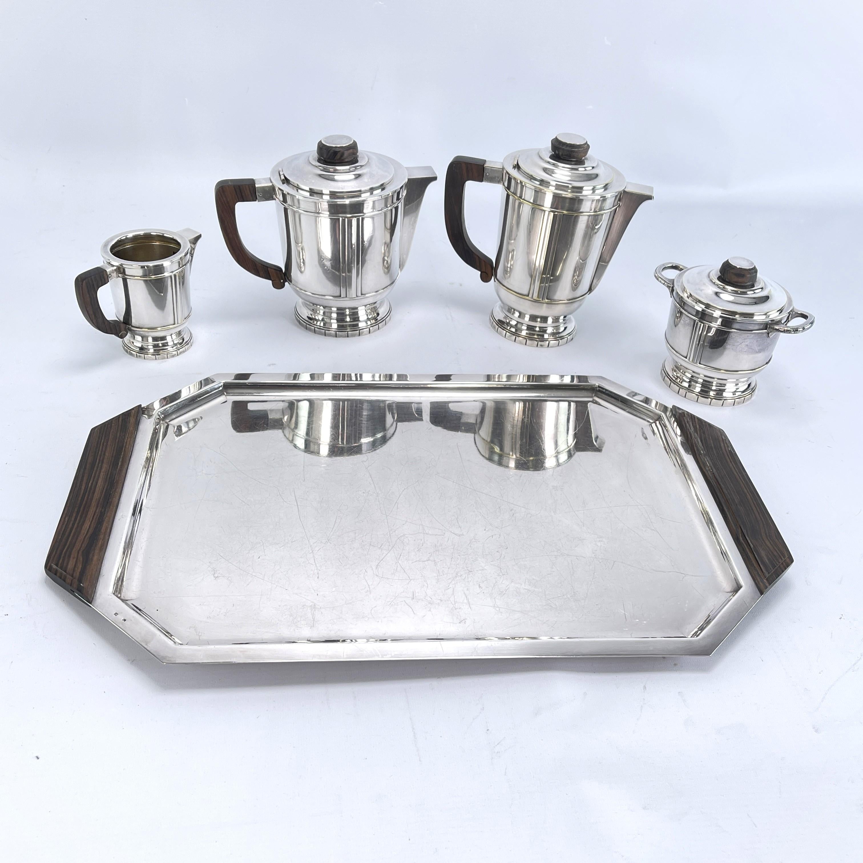 Coffee/tea set - 1930s

This coffee set from the 1930s is in the typical style of the streamline modern. It includes a coffee pot, teapot, sugar bowl, creamer and a handled tray.

The mesures only refer to the handled tray.

Further mesures:

Coffee